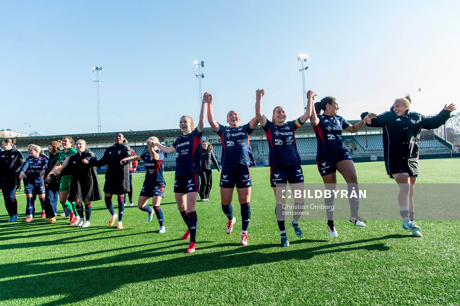 Rosengards spelare jublar efter fotbollsmatchen i Damallsvenskan mellan Rosengård och Piteå den 23 mars 2025 i Malmö. 