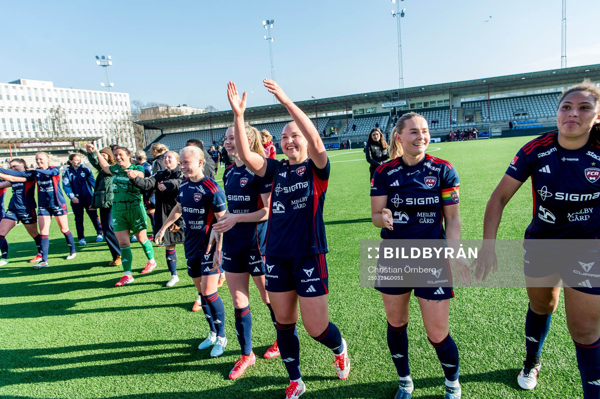 Rosengards Oona Sevenius jublar med lagkamraterna