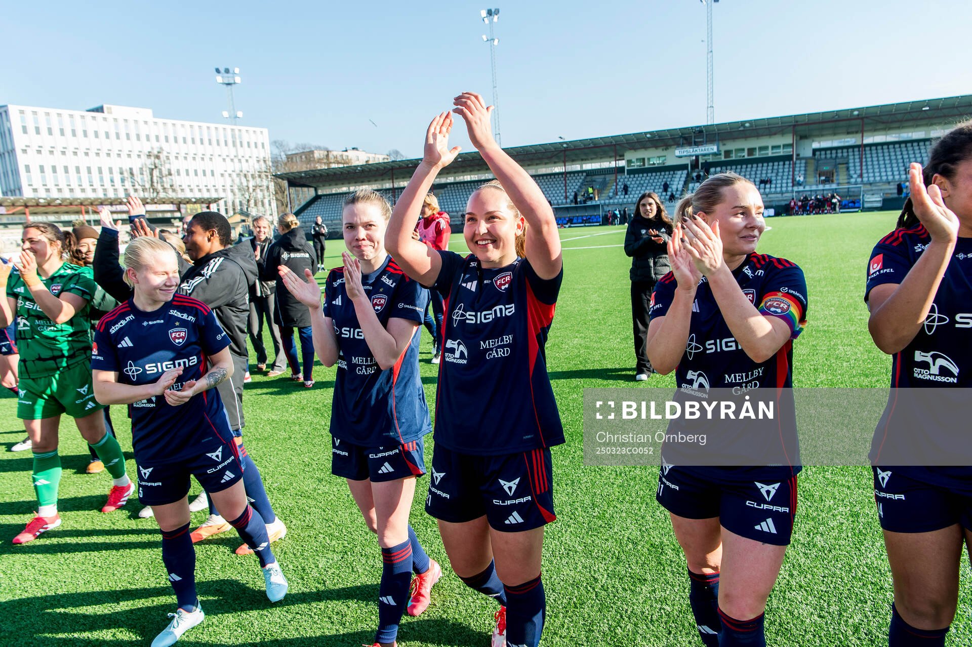 Rosengards Oona Sevenius jublar med lagkamraterna