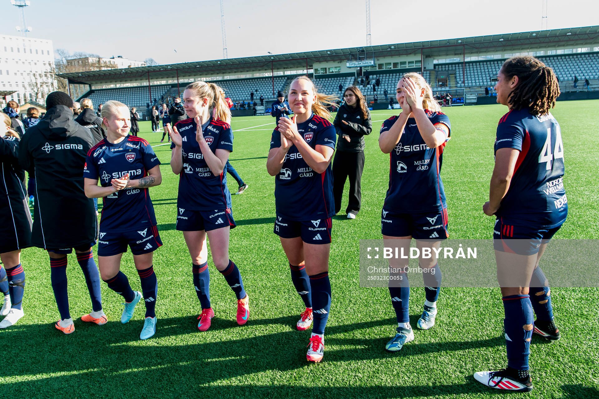Rosengards Oona Sevenius jublar med lagkamraterna