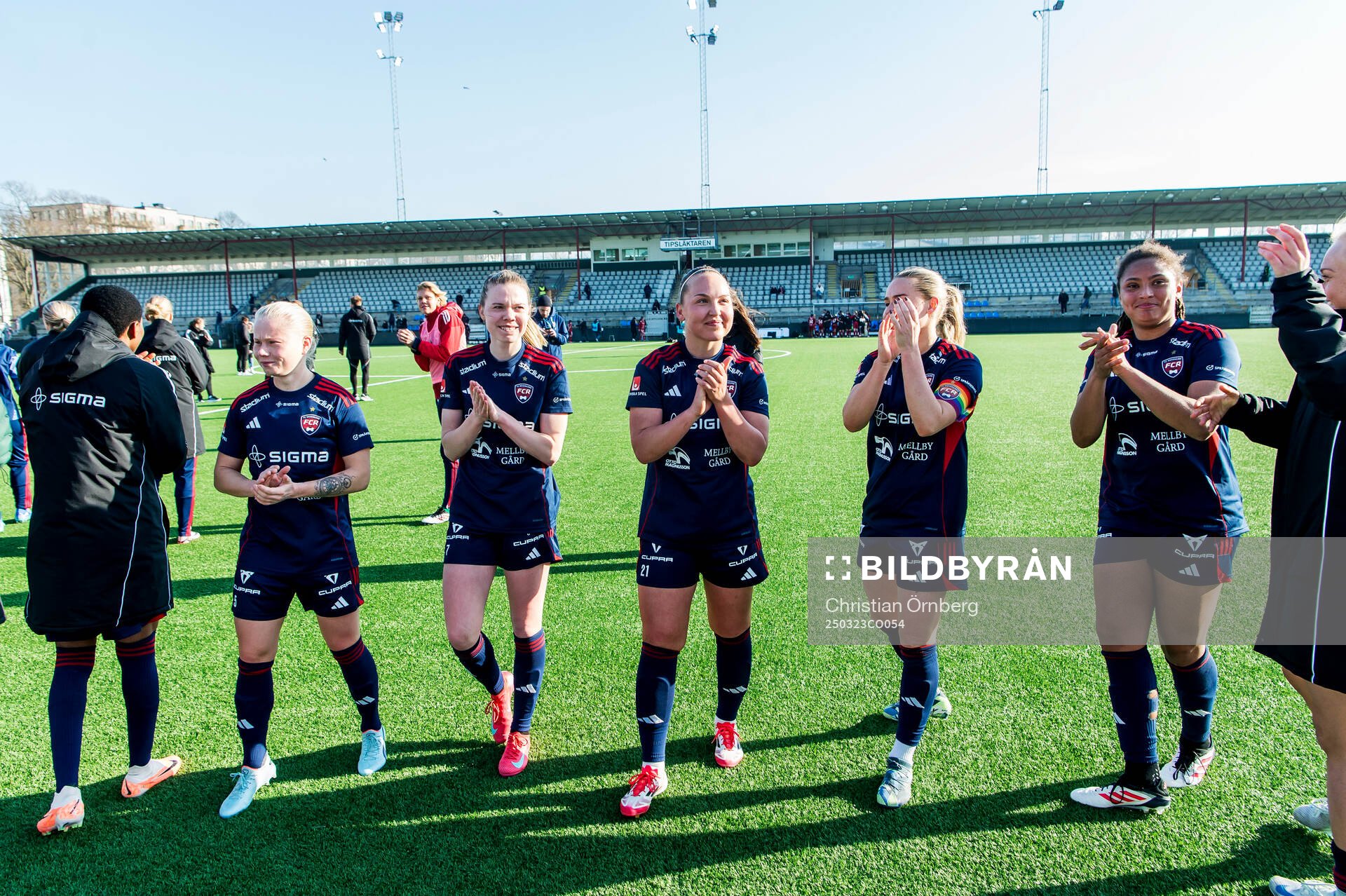 Rosengards Oona Sevenius jublar med lagkamraterna