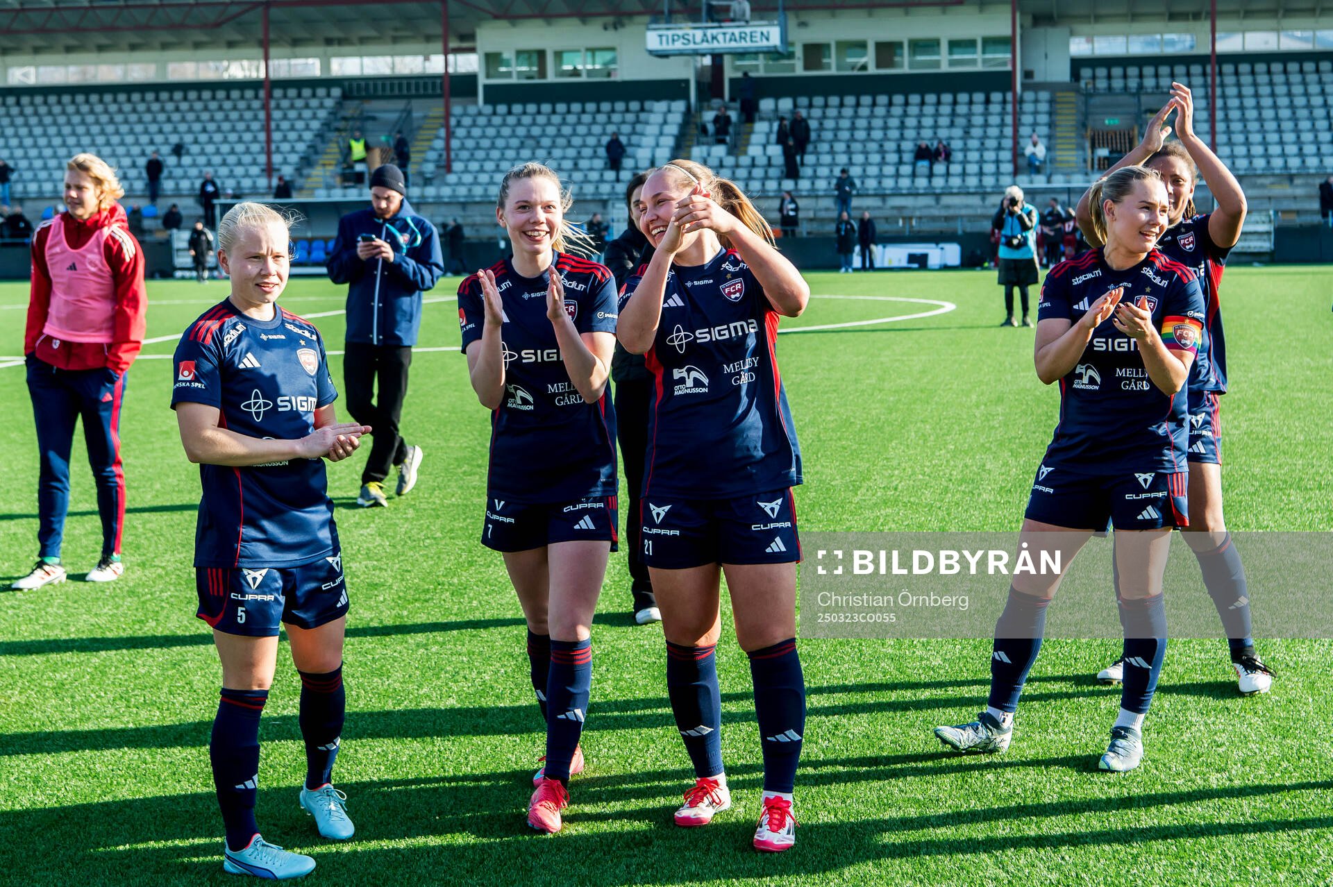 Rosengards Oona Sevenius jublar med lagkamraterna
