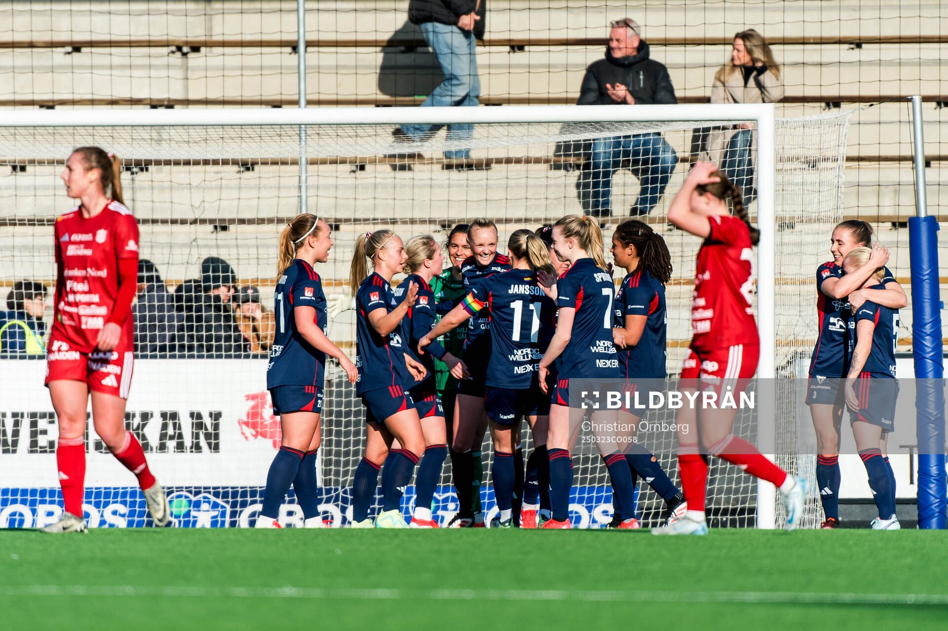 Rosengards spelare jublar efter fotbollsmatchen i Damallsvenskan mellan Rosengård och Piteå den 23 mars 2025 i Malmö. 