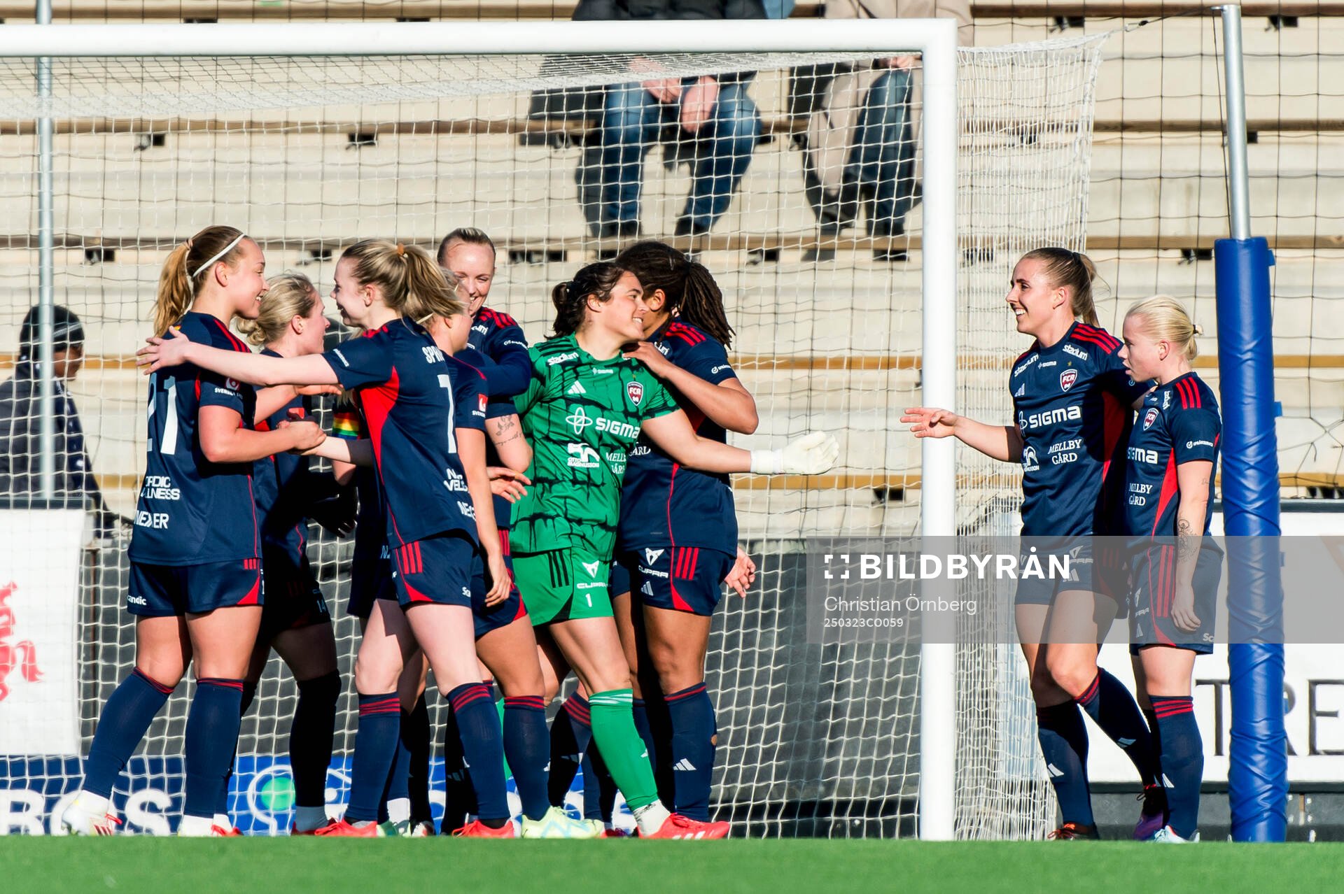 Rosengards spelare jublar