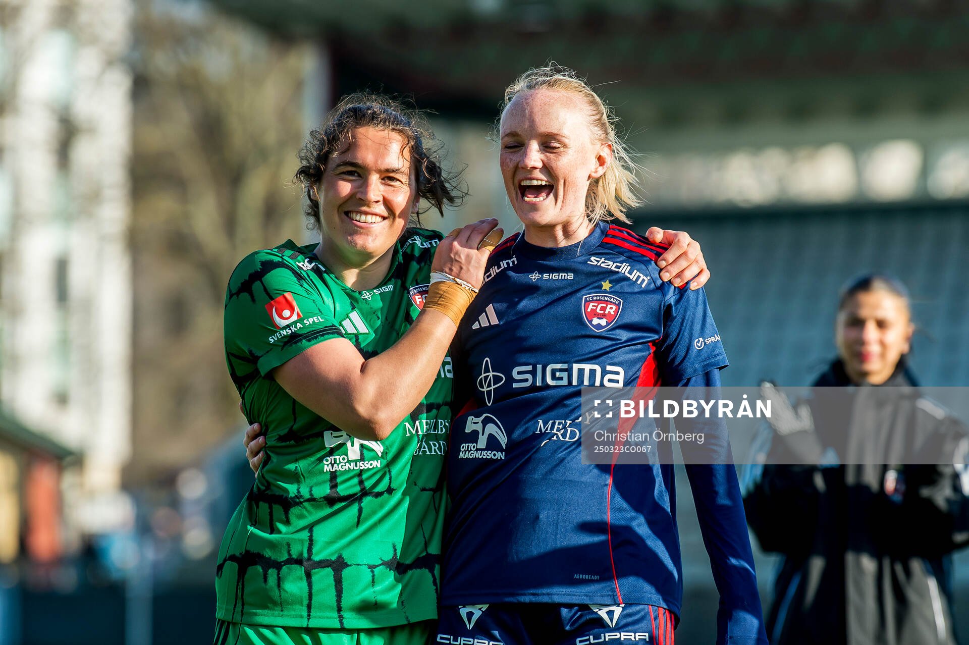 Rosengårds målvakt Eartha Cumings och Emma Pennsäter
