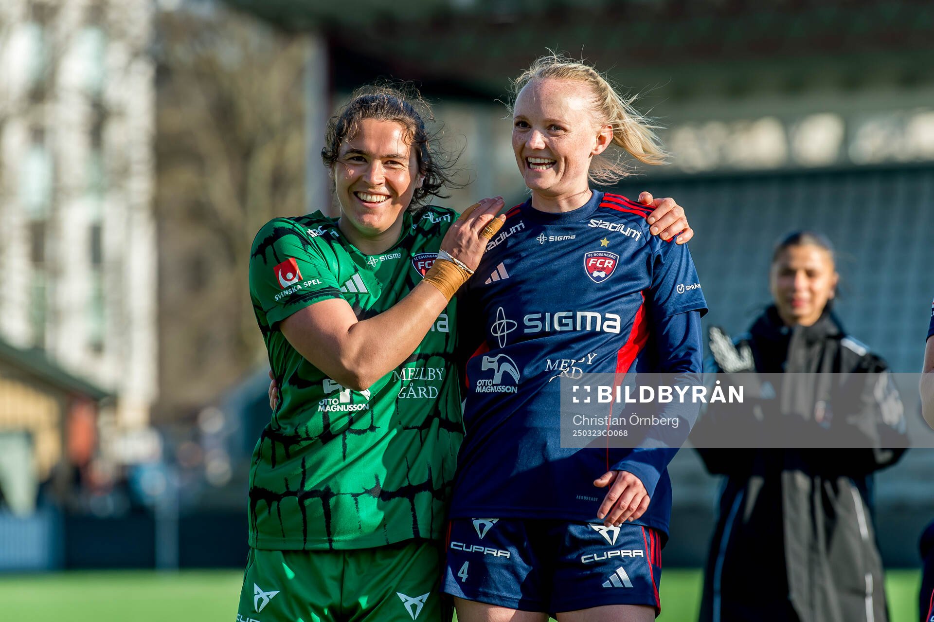 Rosengårds målvakt Eartha Cumings och Emma Pennsäter