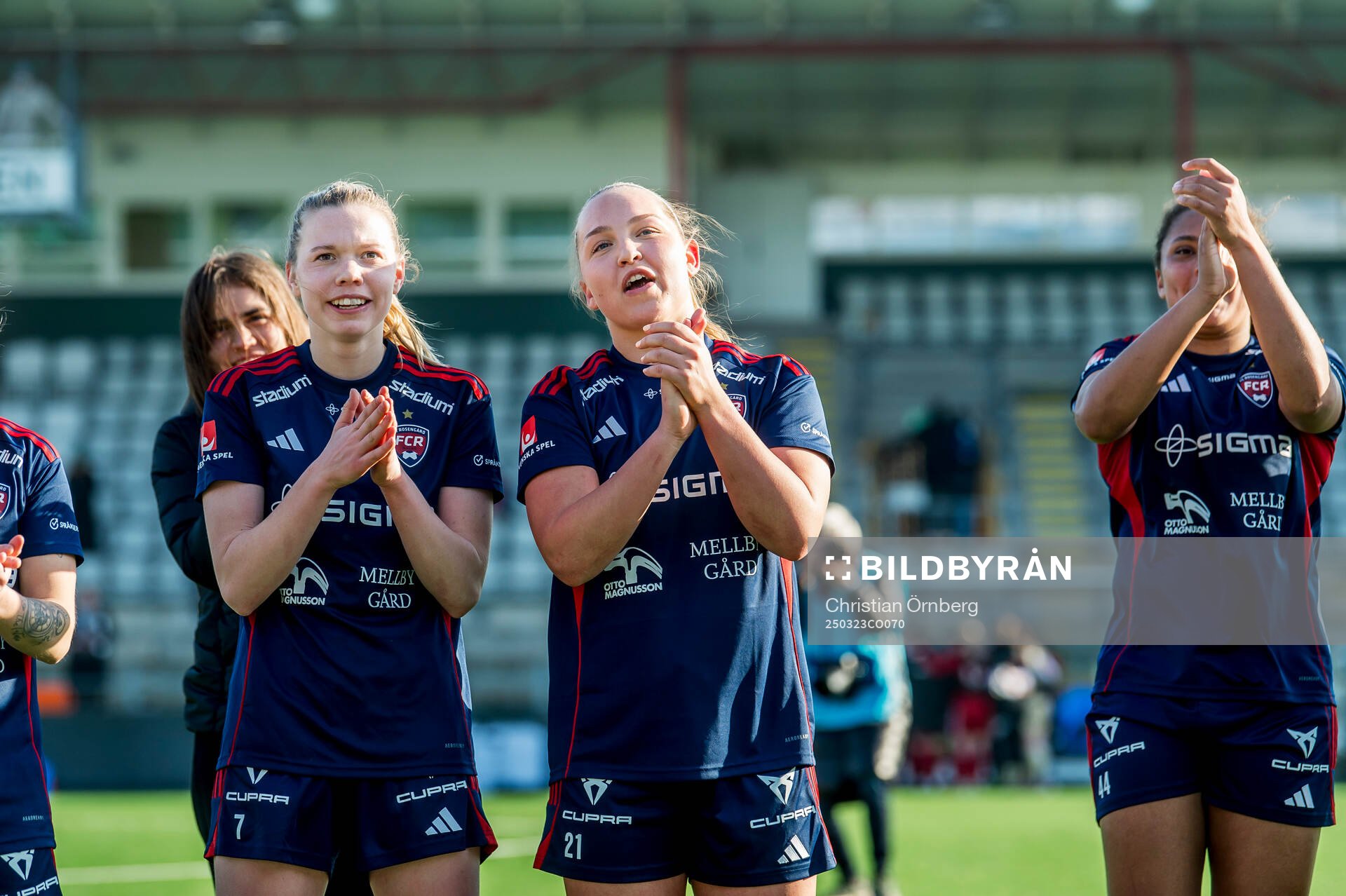 Rosengårds Bea Sprung och Oona Sevenius jublar