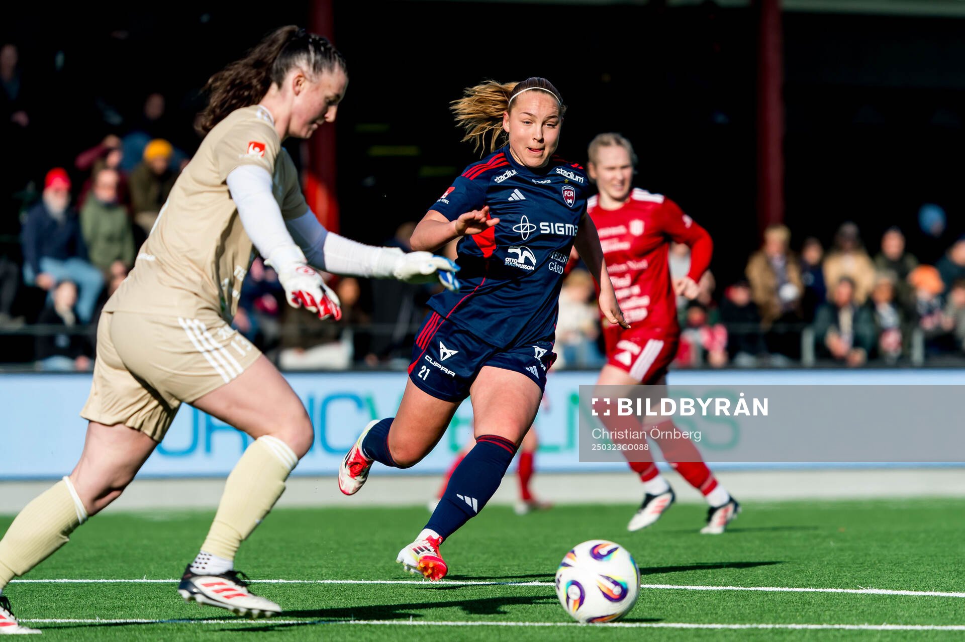 Rosengårds Oona Sevenius och Piteås målvakt Lauren