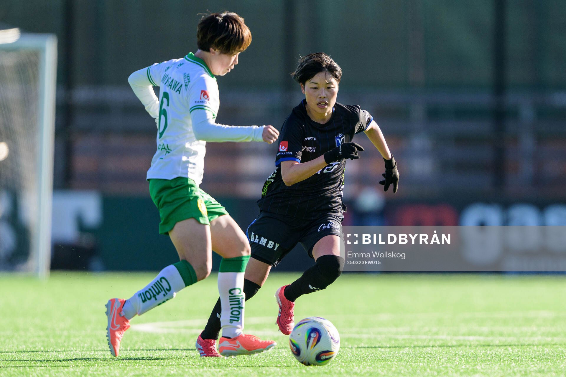 Hammarbys Asato Miyagawa och Växjö DFFs Suzu Amano under fotbollsmatchen i Damallsvenskan mellan Hammarby och Växjö DFF den 23 mars 2025 i Stockholm.