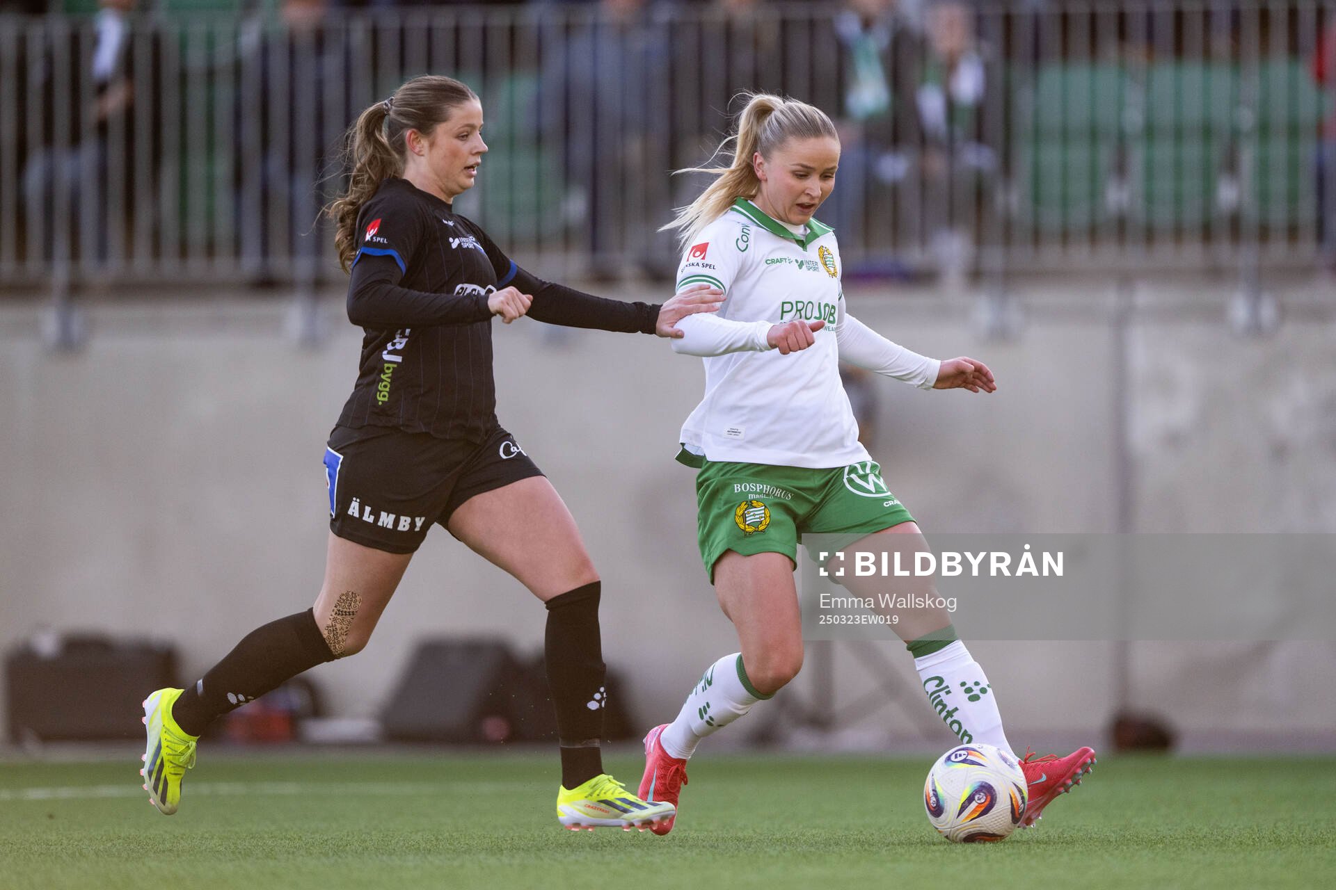 Växjö DFFs Emma Holmqvist och Hammarbys Anna Jøsendal