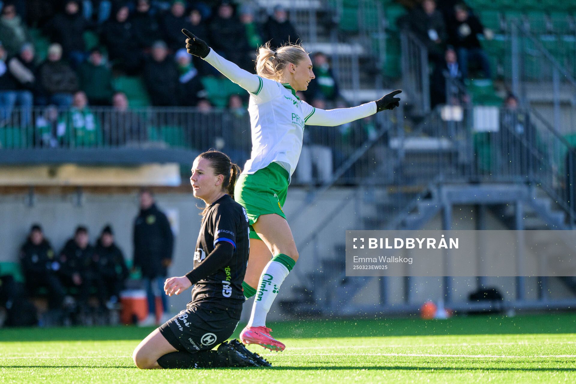 Hammarbys Ellen Wangerheim jublar och Växjö DFFs Josefin