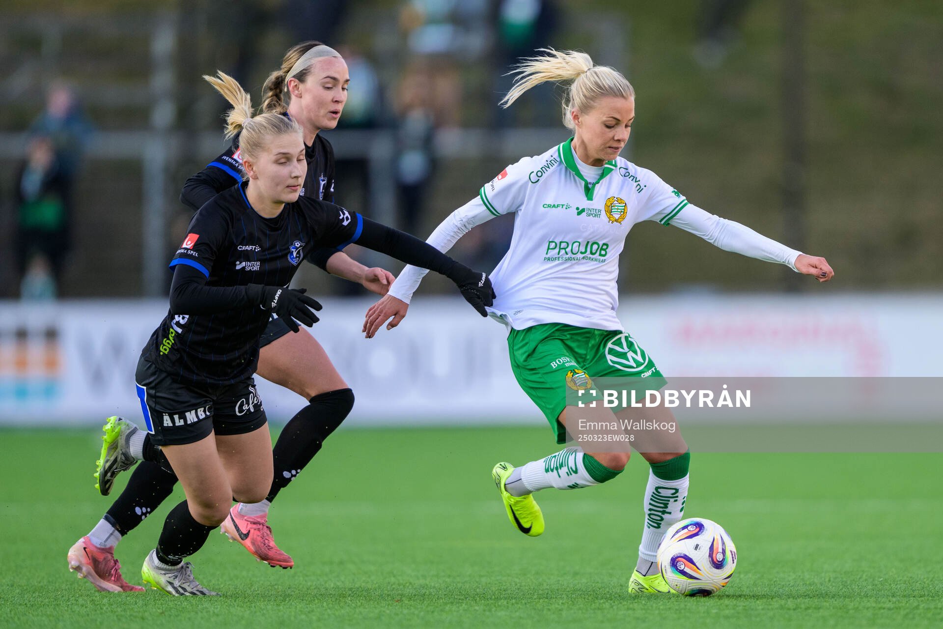 Hammarbys Lotta Ökvist och Växjö DFFs Larkin Russel och Helmi Raijas under fotbollsmatchen i Damallsvenskan mellan Hammarby och Växjö DFF den 23 mars 2025 i Stockholm.