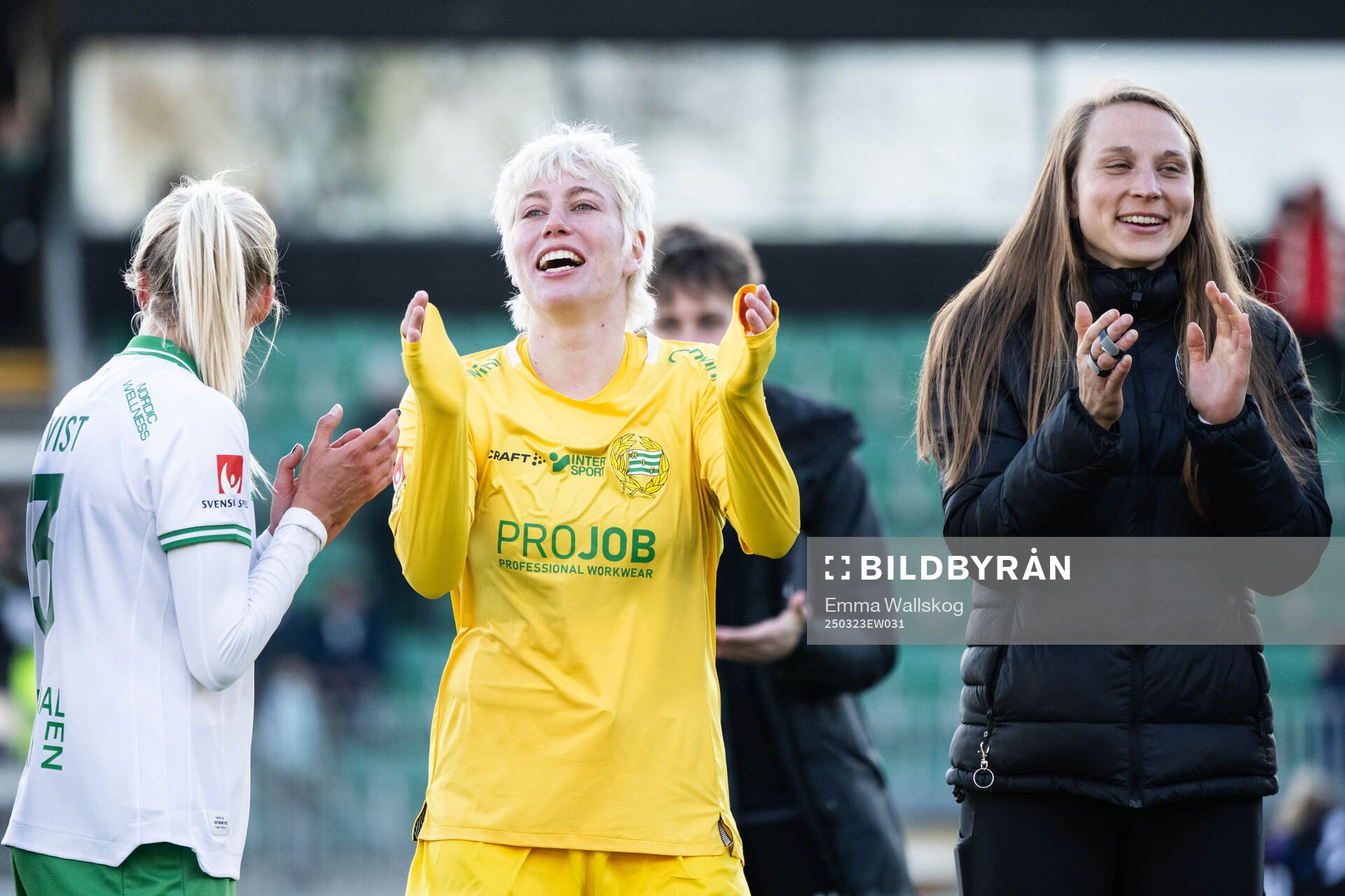 Hammarbys målvakt Moa Edrud och Anna Tamminen jublar