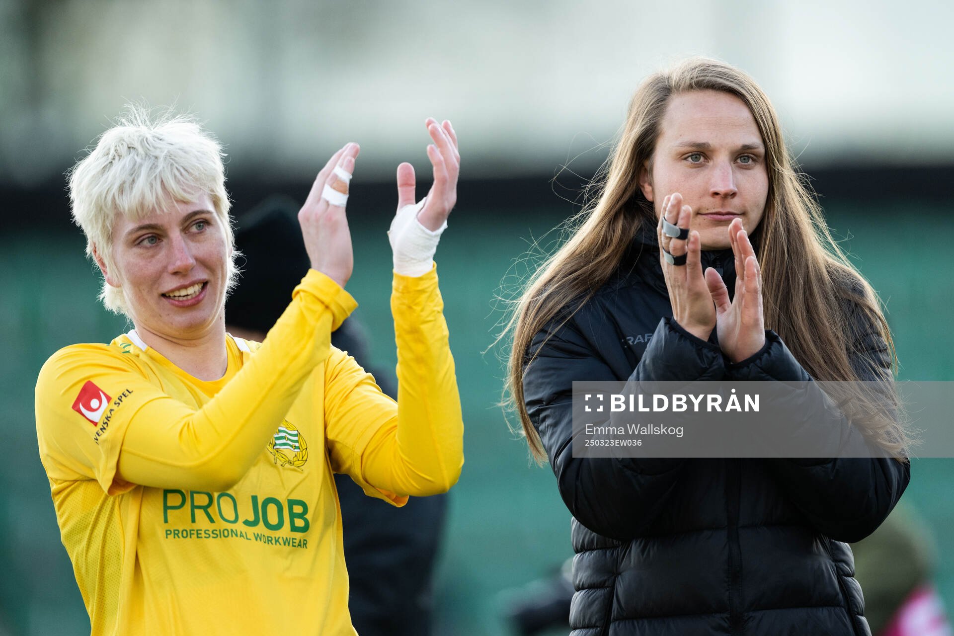 Hammarbys målvakt Moa Edrud och Anna Tamminen jublar