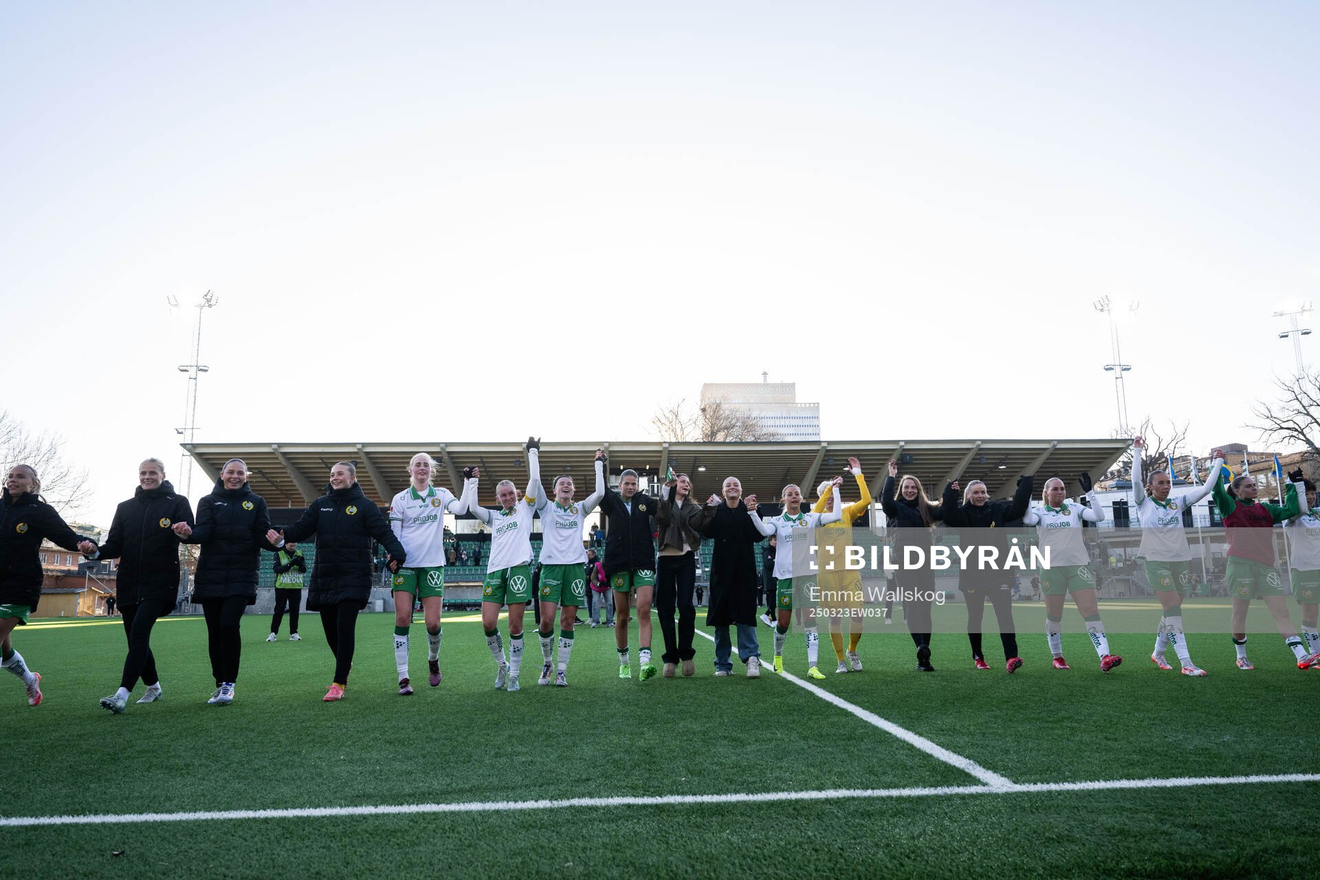 Hammarbys spelare jublar efter fotbollsmatchen i Damallsvenskan mellan Hammarby och Växjö DFF den 23 mars 2025 i Stockholm. 