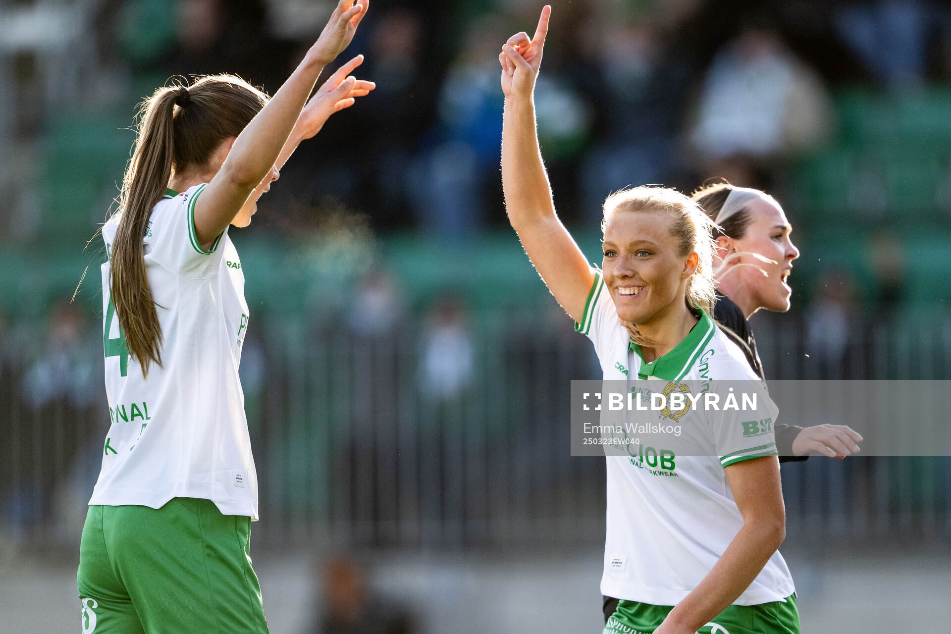 Hammarbys Smilla Holmberg jublar med Bella Andersson efter 3-0 under fotbollsmatchen i Damallsvenskan mellan Hammarby och Växjö DFF den 23 mars 2025 i Stockholm.