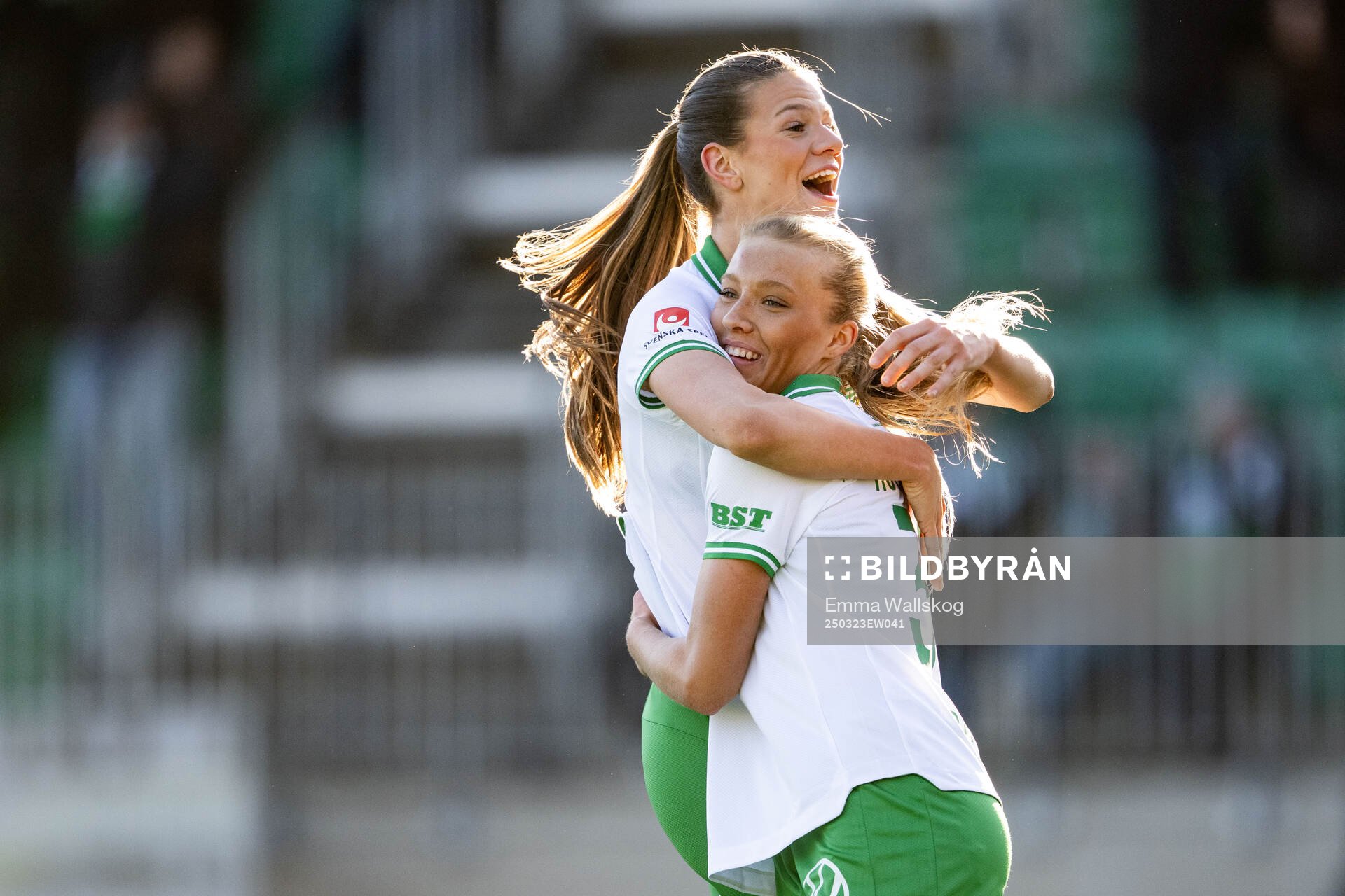 Hammarbys Smilla Holmberg jublar med Bella Andersson