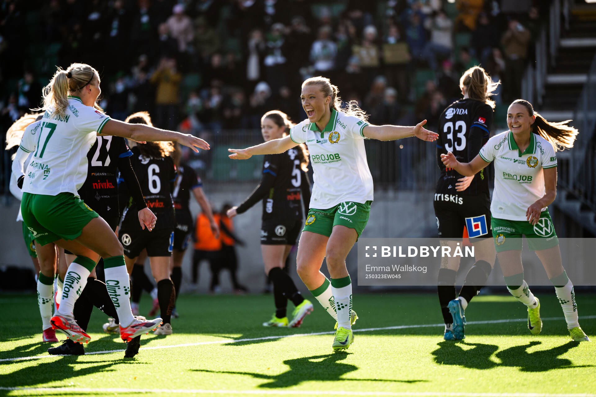 Hammarbys Smilla Holmberg jublar med Stina Lennartsson och