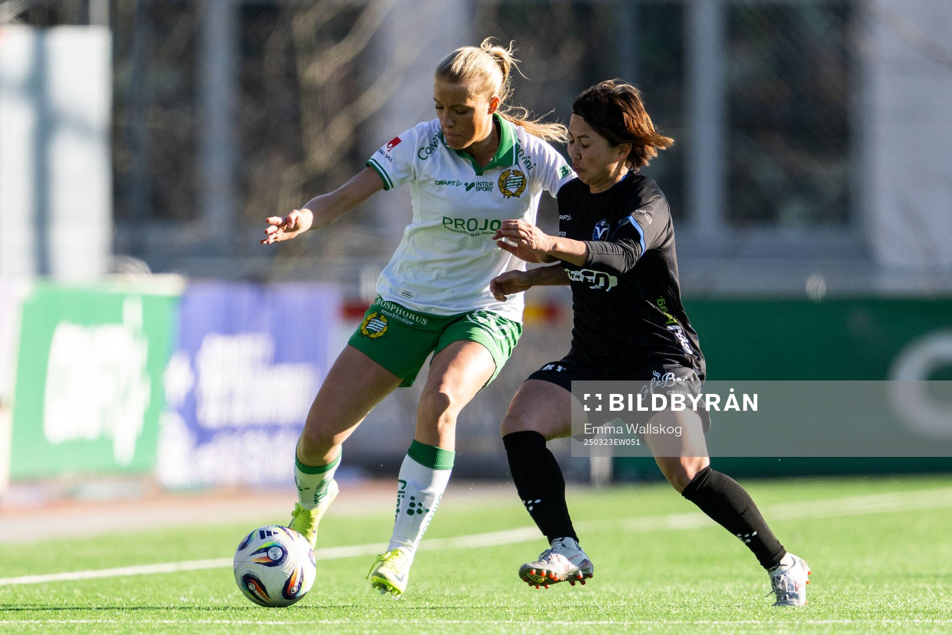 Hammarbys Smilla Holmberg och Växjö DFFs Miho Kamogawa