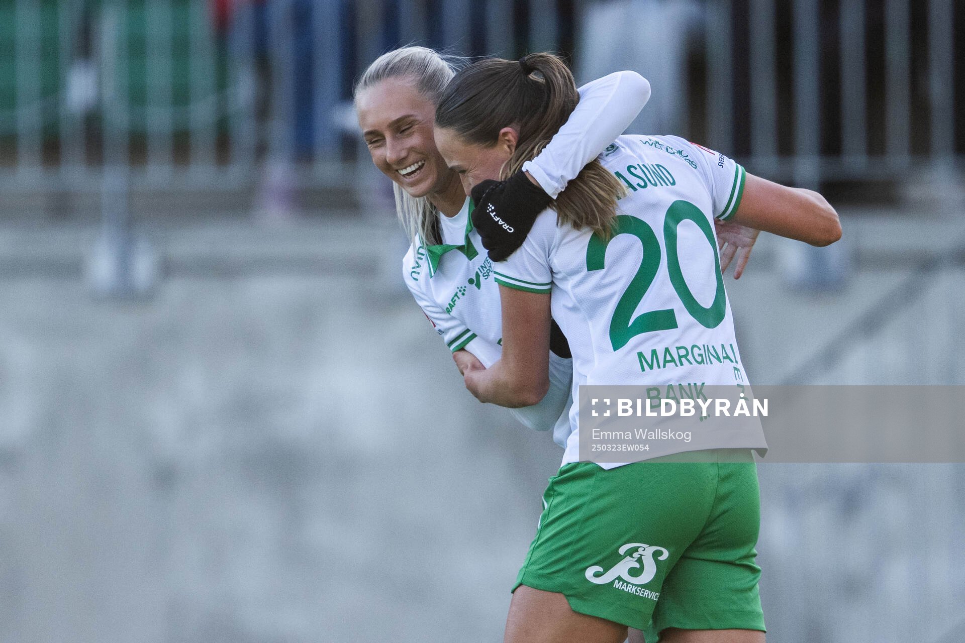 Hammarbys Ellen Wangerheim jublar med Vilde Hasund efter 1-0 under fotbollsmatchen i Damallsvenskan mellan Hammarby och Växjö DFF den 23 mars 2025 i Stockholm.