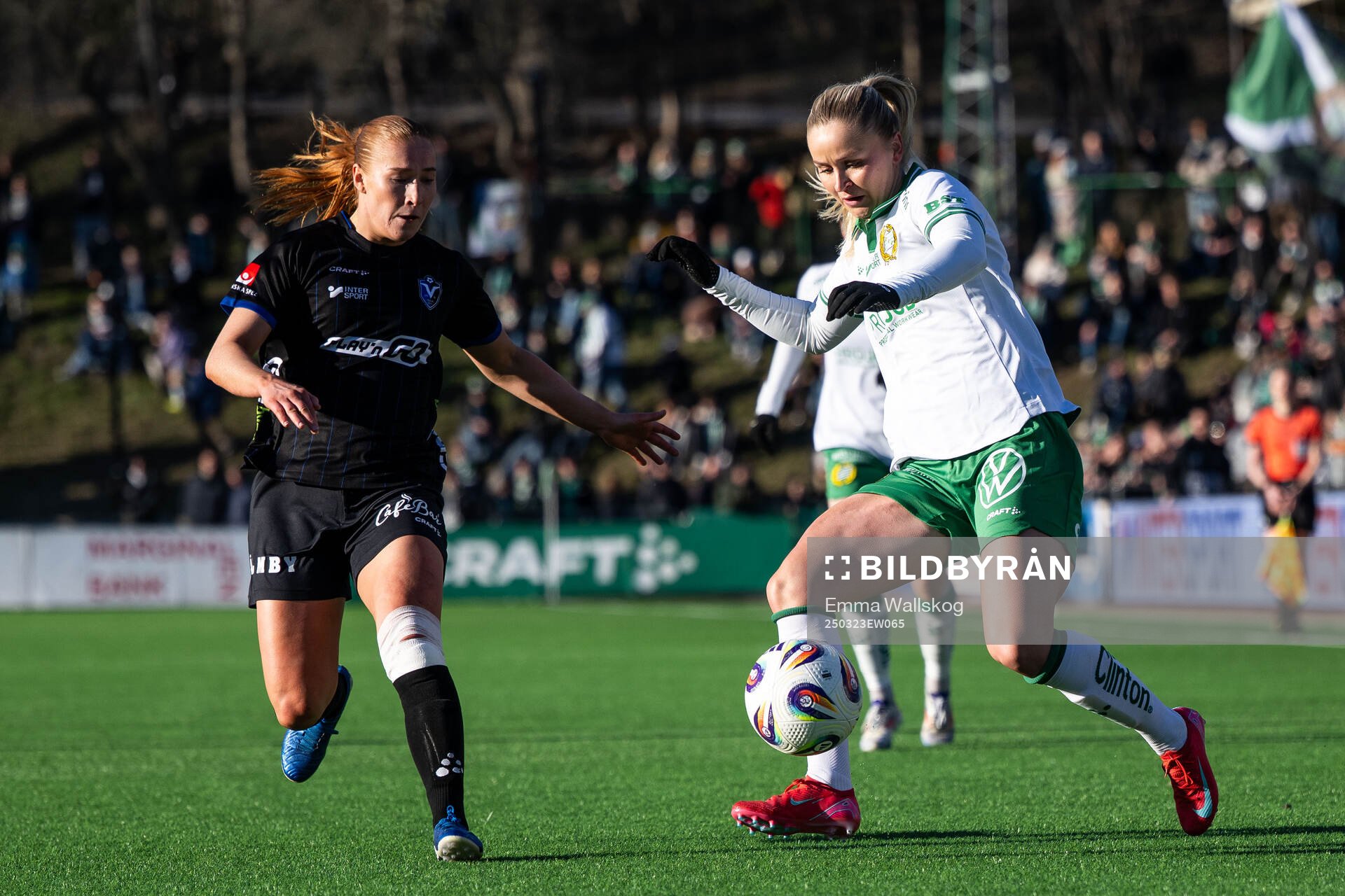 Växjö DFFs Helmi Raijas och Hammarbys Anna Jøsendal under fotbollsmatchen i Damallsvenskan mellan Hammarby och Växjö DFF den 23 mars 2025 i Stockholm.