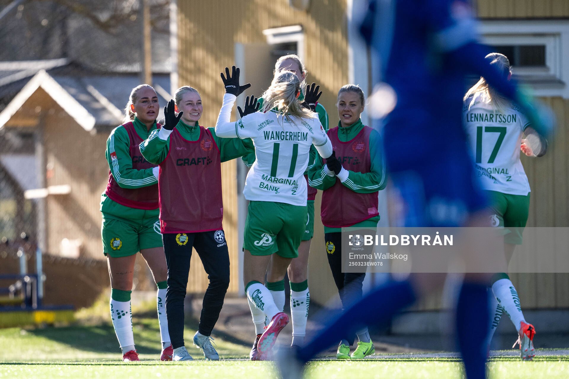 Hammarbys Ellen Wangerheim jublar med Emilie Joramo efter 4-1 under fotbollsmatchen i Damallsvenskan mellan Hammarby och Växjö DFF den 23 mars 2025 i Stockholm.
