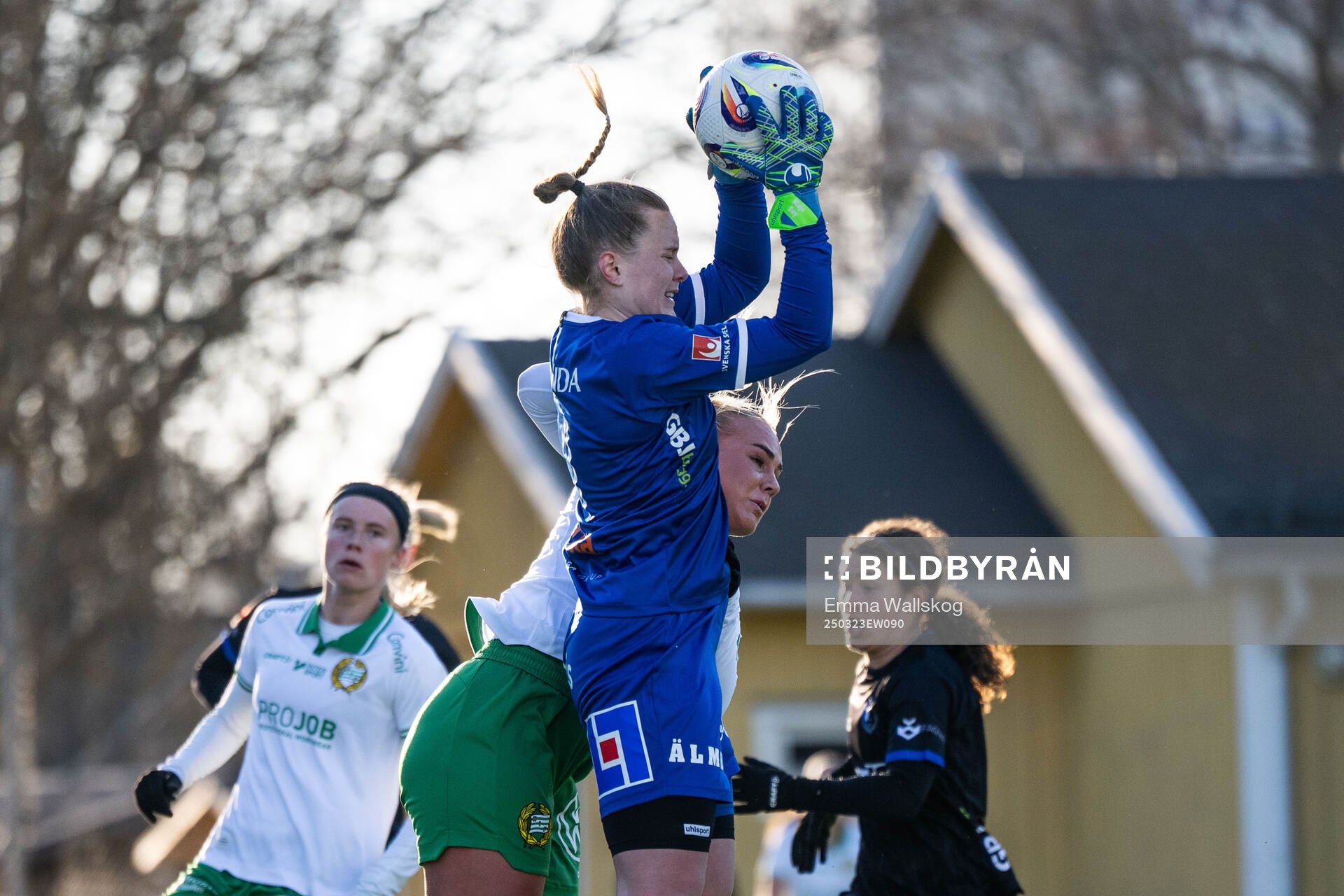 Växjö DFFs målvakt Maja Bay Østergaard och Hammarbys