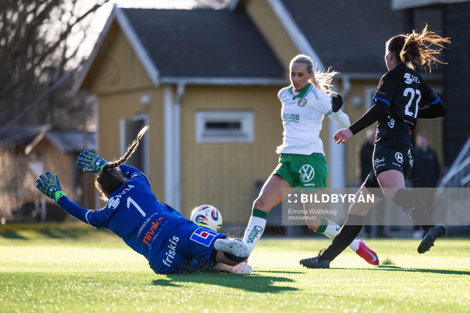 Hammarbys Ellen Wangerheim mot Växjö DFFs målvakt Maja Bay Østergaard och Josefin Harrysson under fotbollsmatchen i Damallsvenskan mellan Hammarby och Växjö DFF den 23 mars 2025 i Stockholm.