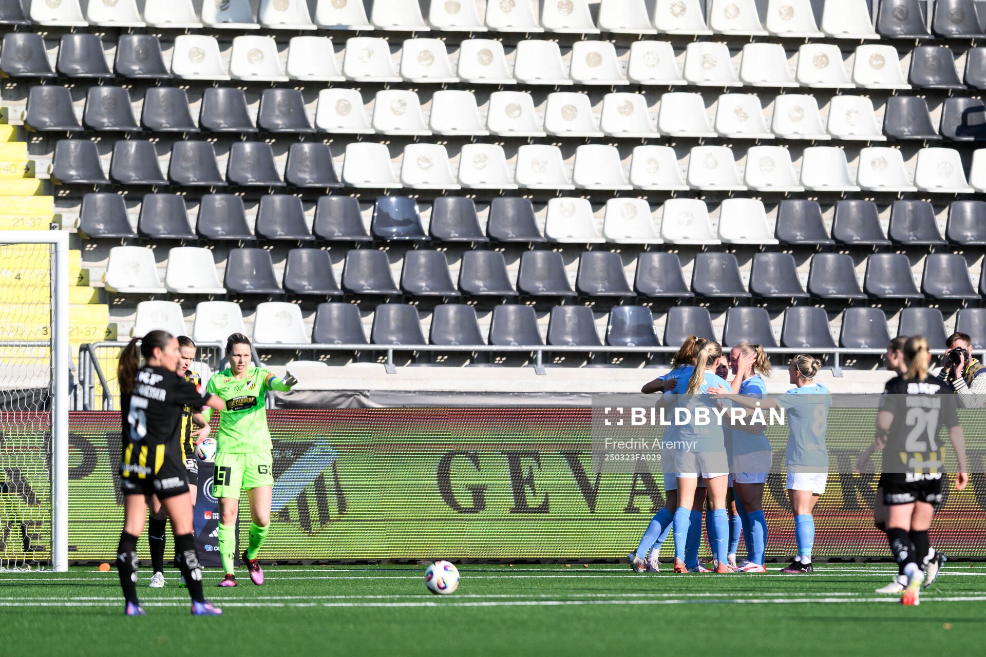 Malmö FFs spelare jublar efter 0-1  under fotbollsmatchen i Damallsvenskan mellan Häcken och Malmö FF den 23 mars 2025 i Göteborg. 