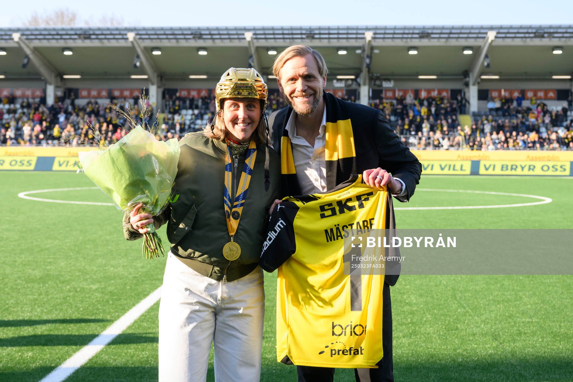 Frölundas lagkapten Hanna Olsson och Häckens klubbchef Marcus Jodin under fotbollsmatchen i Damallsvenskan mellan Häcken och Malmö FF den 23 mars 2025 i Göteborg.