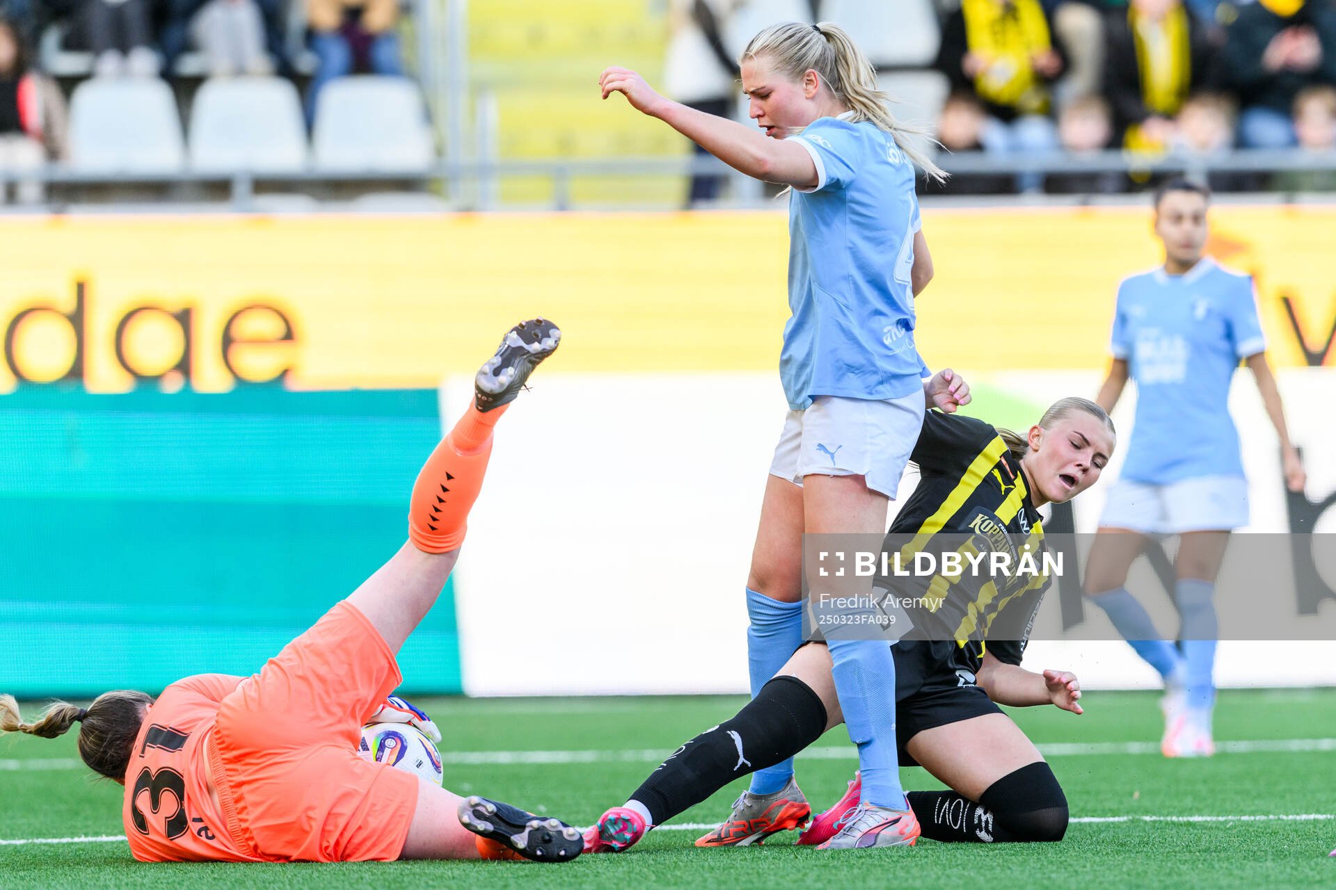 Malmös målvakt Moa Öhman och Ellen Löfqvist i duell med Häckens Matilda Nildén under fotbollsmatchen i Damallsvenskan mellan Häcken och Malmö FF den 23 mars 2025 i Göteborg.