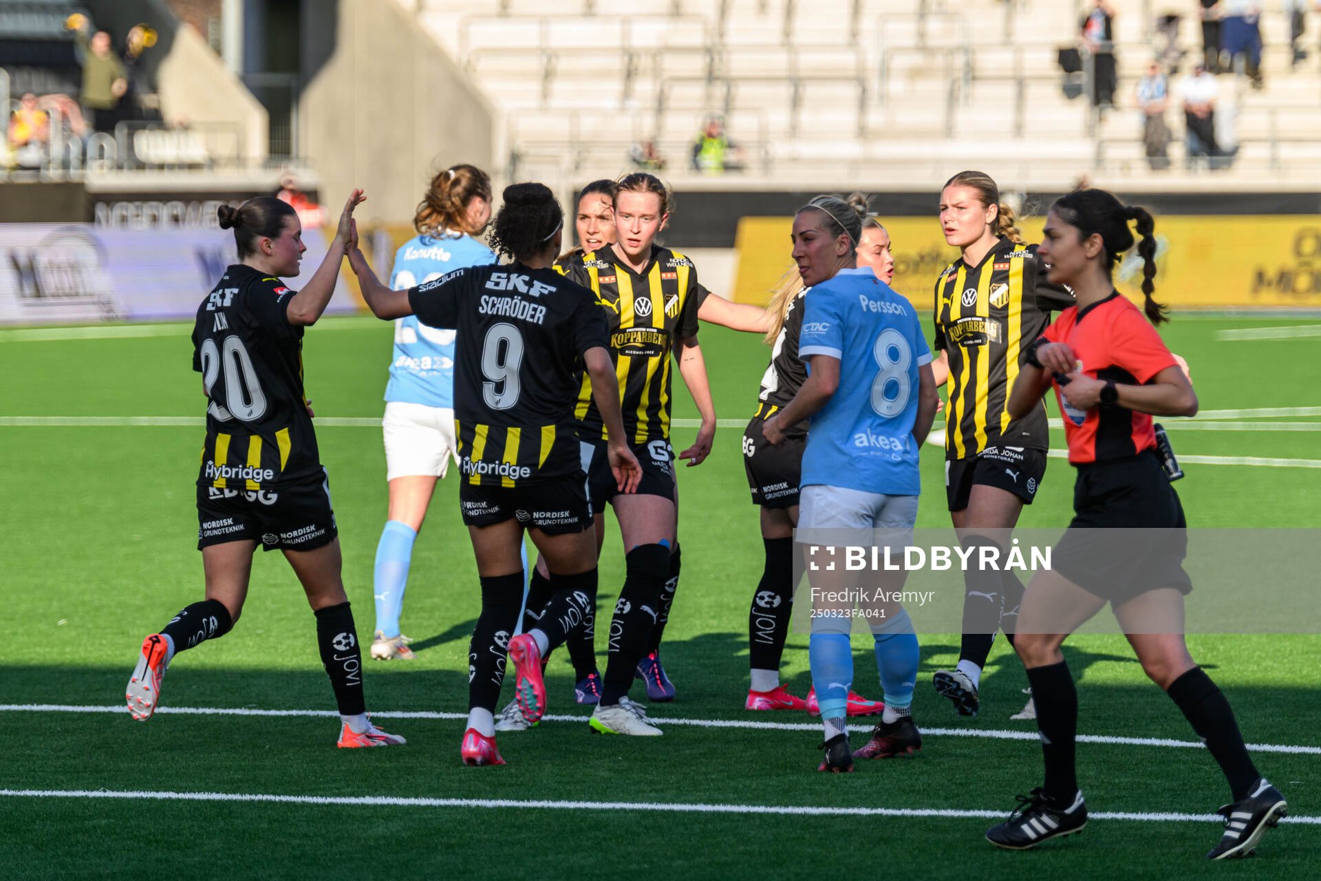 Häckens Felicia Schröder jublar efter 1-2 under fotbollsmatchen i Damallsvenskan mellan Häcken och Malmö FF den 23 mars 2025 i Göteborg.