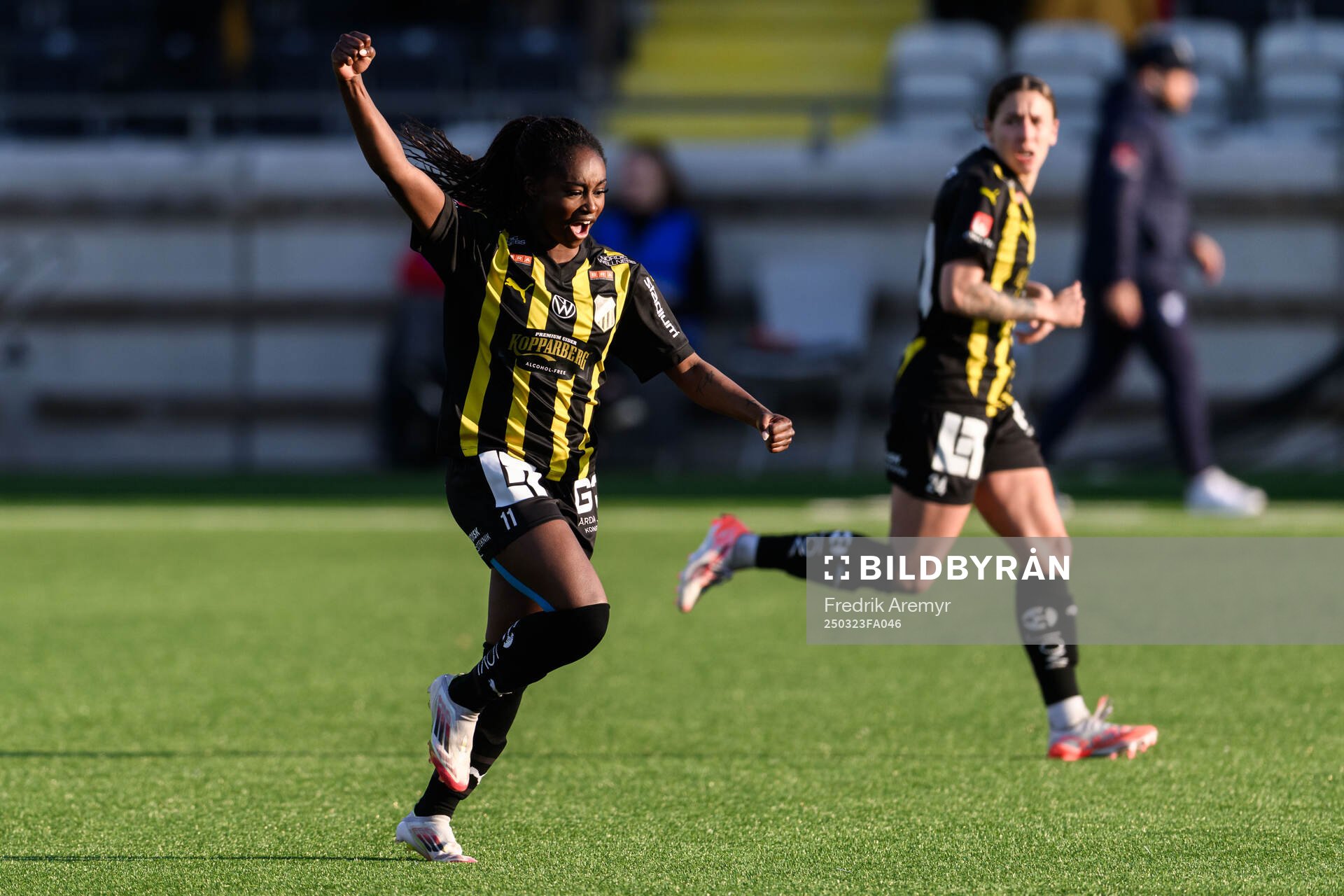 Häckens Monica Jusu Bah jublar efter 2-2 under fotbollsmatchen i Damallsvenskan mellan Häcken och Malmö FF den 23 mars 2025 i Göteborg. 
