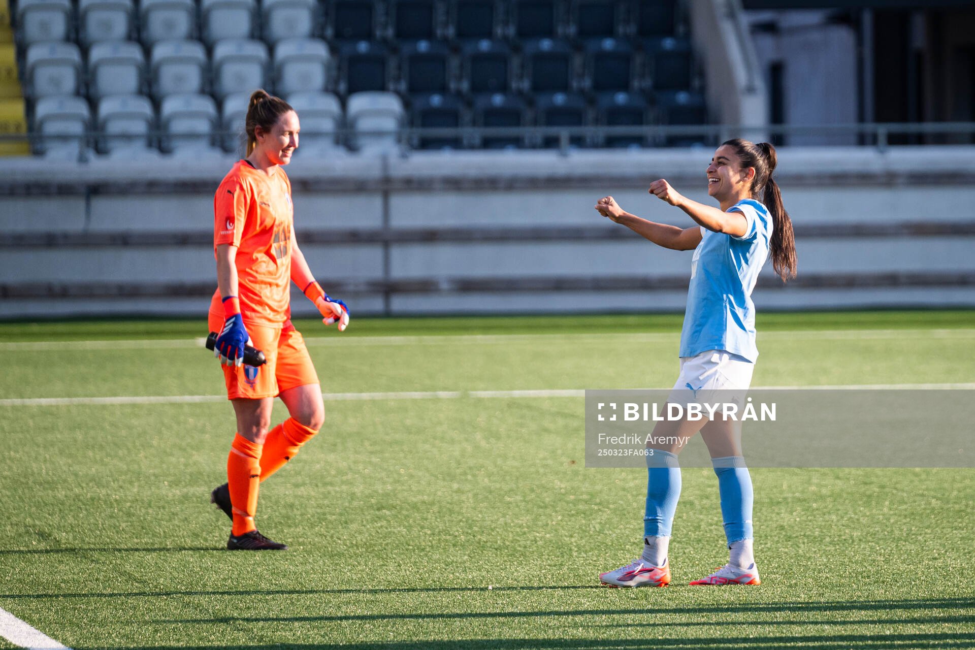 Malmö FFs målvakt Moa Öhman och Ines Belloumou jublar