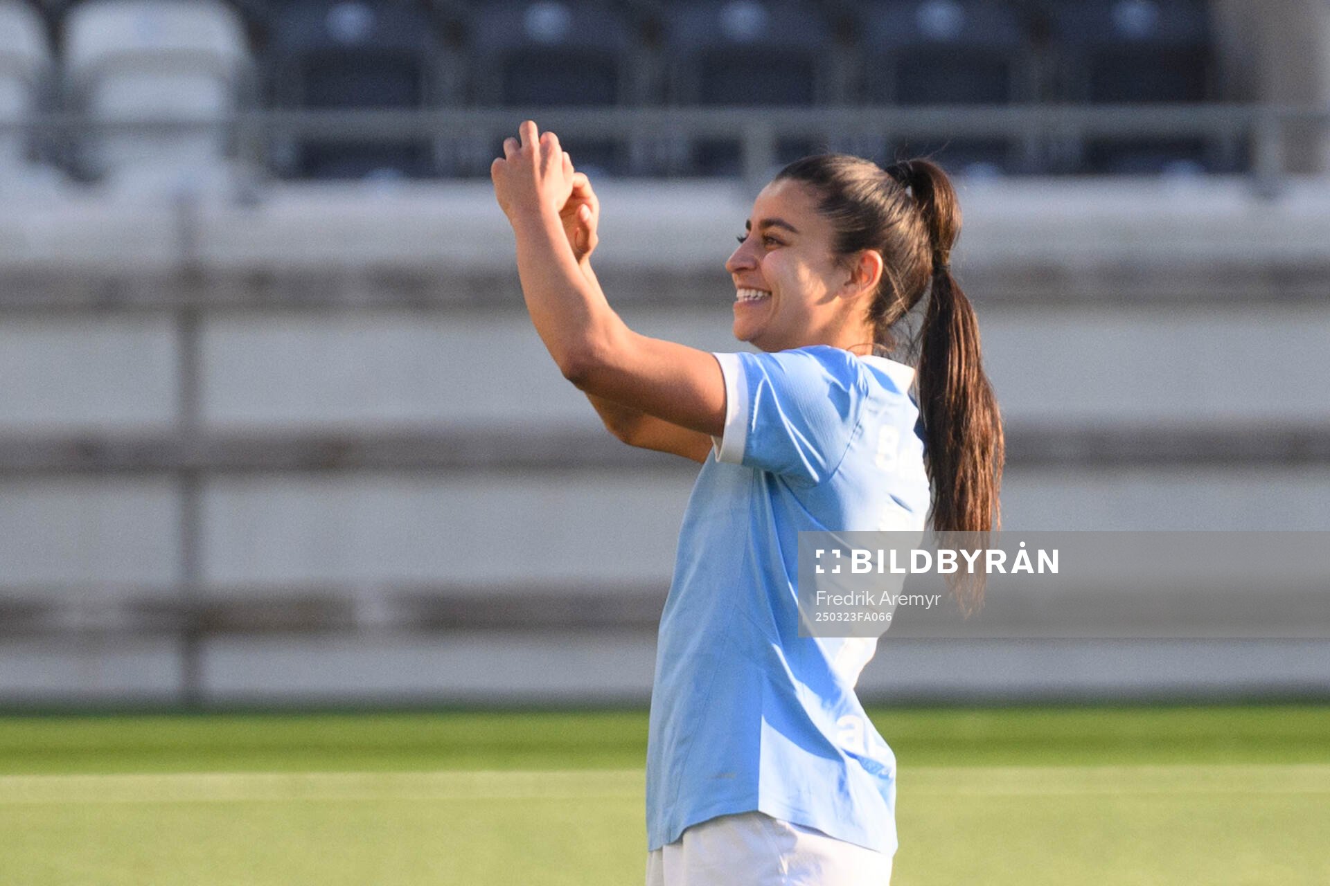 Malmös Inés Belloumou jublar efter fotbollsmatchen i Damallsvenskan mellan Häcken och Malmö FF den 23 mars 2025 i Göteborg. 