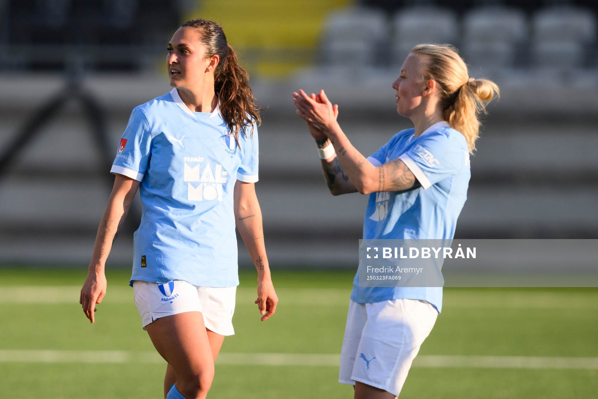 Malmös Izzy D Aquila och Nathalie Hoff Persson jublar efter fotbollsmatchen i Damallsvenskan mellan Häcken och Malmö FF den 23 mars 2025 i Göteborg.