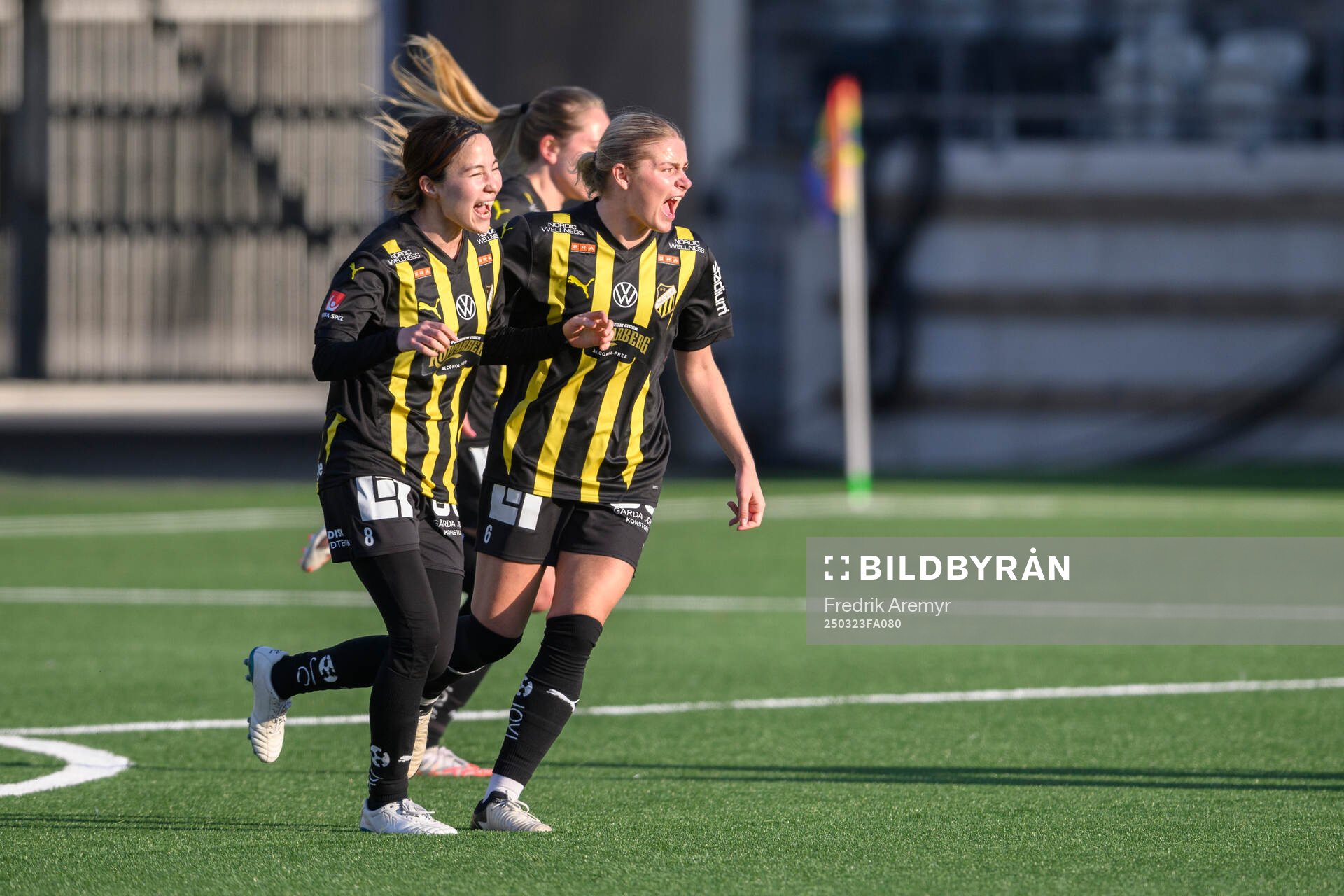 Häckens  Hikaru Kitagawa och Emilie Byrnak jublar