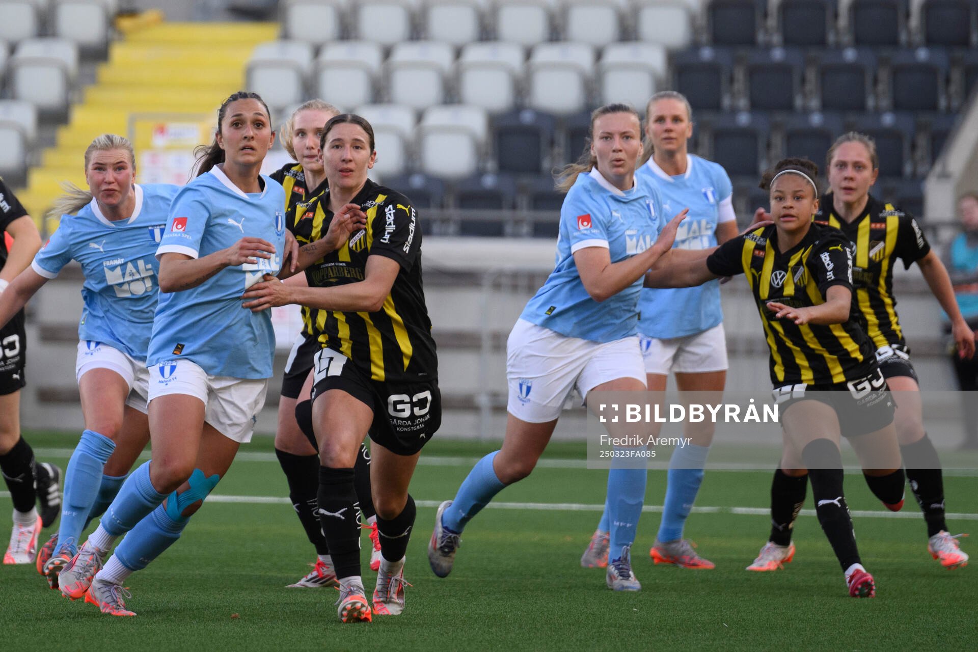 Malmös Izzy D Aquila och Häckens Tabby Tindell under fotbollsmatchen i Damallsvenskan mellan Häcken och Malmö FF den 23 mars 2025 i Göteborg.