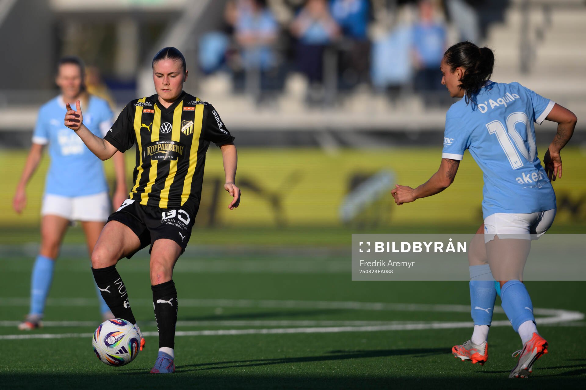 Häckens Hanna Wijk och Malmös Izzy D Aquila under fotbollsmatchen i Damallsvenskan mellan Häcken och Malmö FF den 23 mars 2025 i Göteborg.