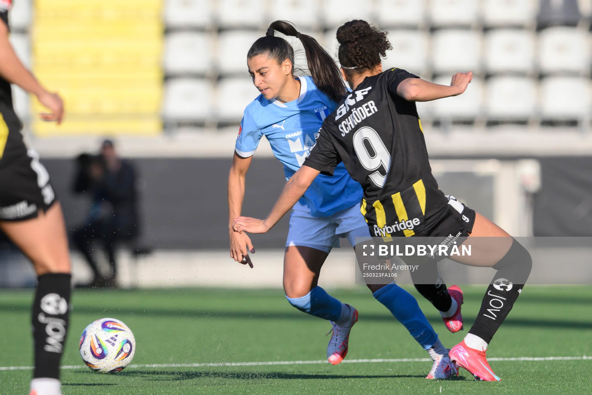Malmös Inés Belloumou och Häckens Felicia Schröder under fotbollsmatchen i Damallsvenskan mellan Häcken och Malmö FF den 23 mars 2025 i Göteborg.