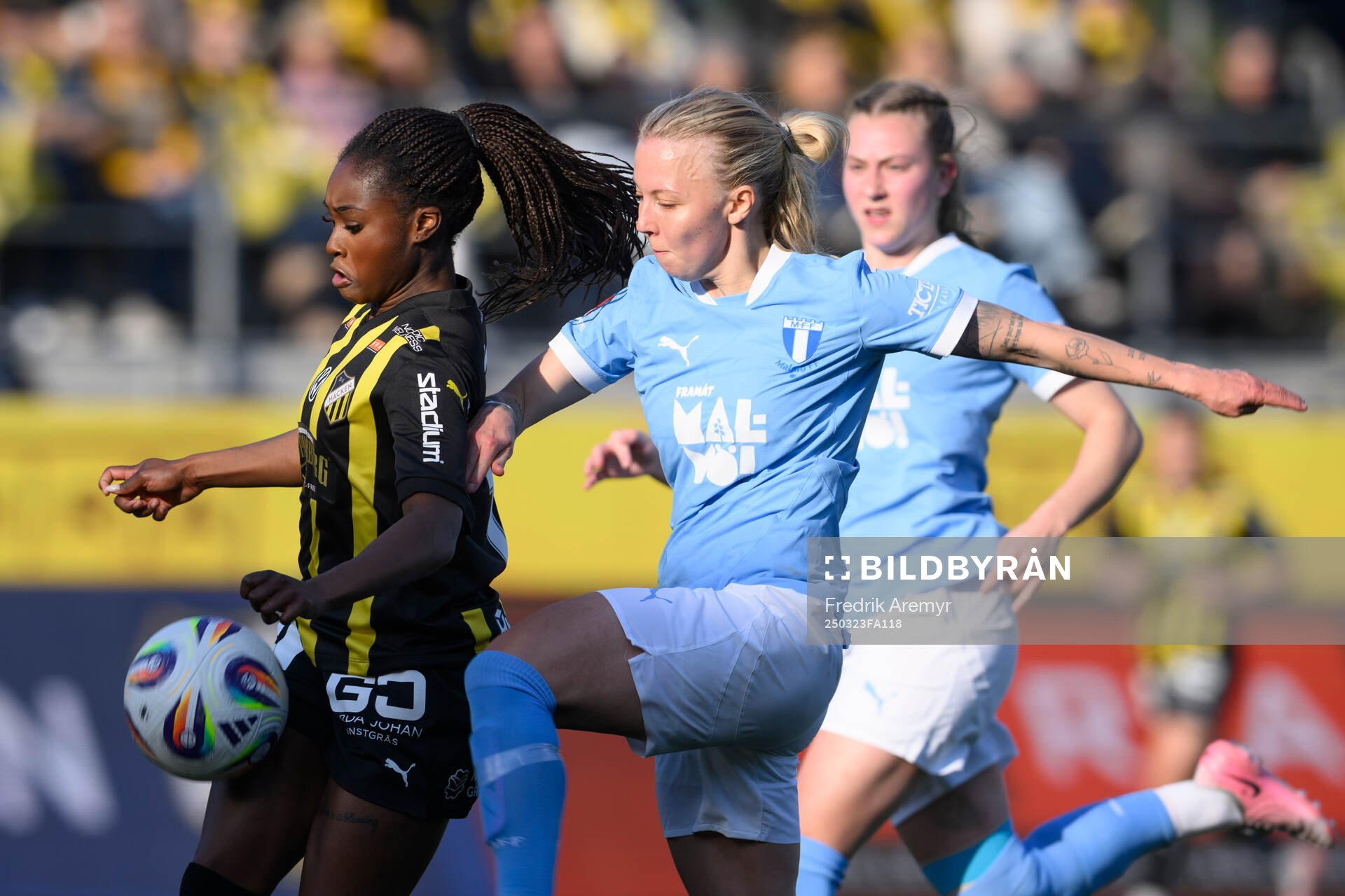 Häckens Monica Jusu Bah och Malmös Nathalie Hoff Persson under fotbollsmatchen i Damallsvenskan mellan Häcken och Malmö FF den 23 mars 2025 i Göteborg.