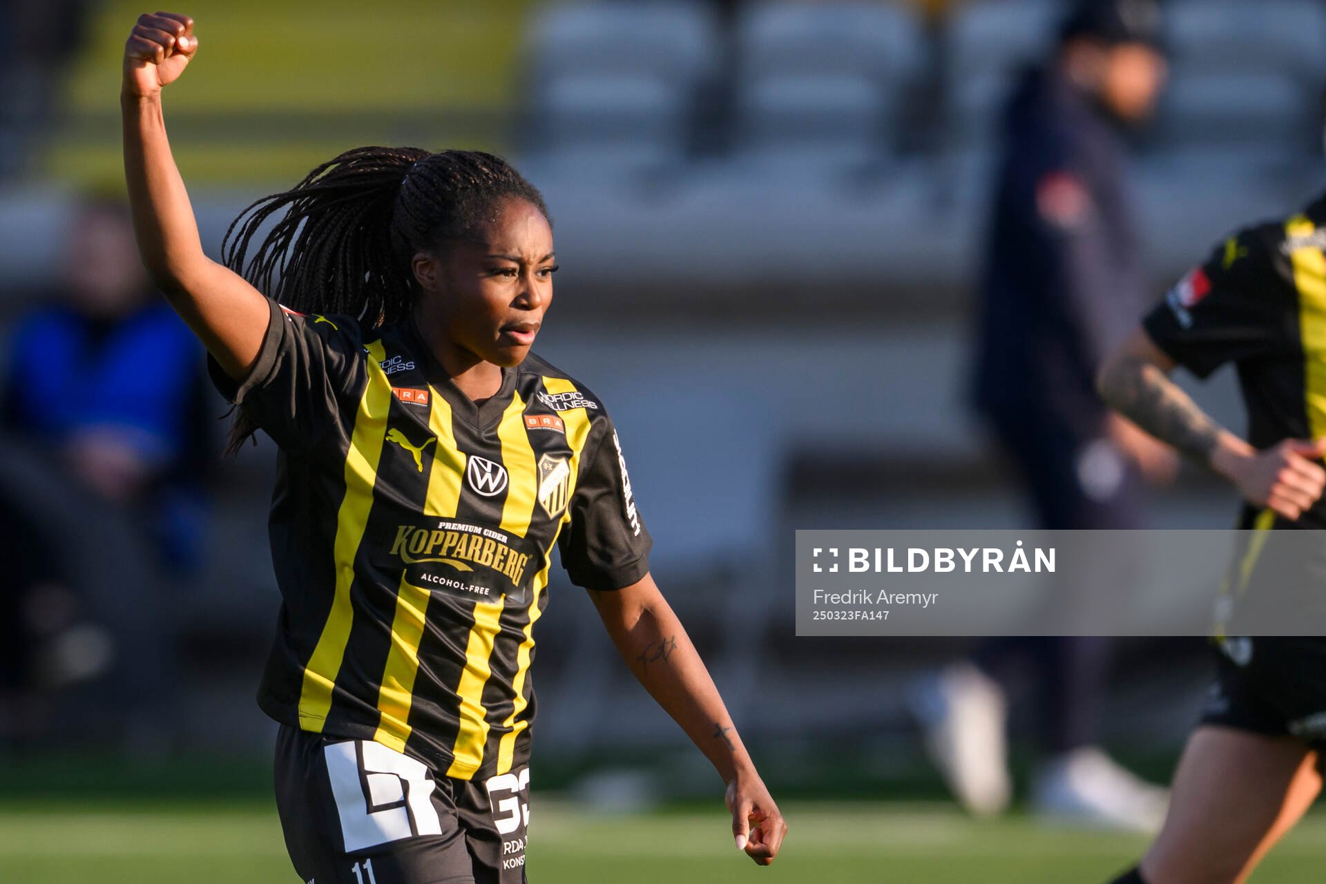 Häckens Monica Jusu Bah jublar efter 2-2 under fotbollsmatchen i Damallsvenskan mellan Häcken och Malmö FF den 23 mars 2025 i Göteborg. 
