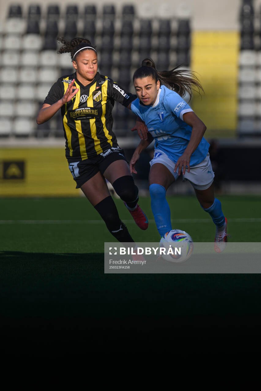 Häckens Felicia Schröder och Malmös Inés Belloumou under fotbollsmatchen i Damallsvenskan mellan Häcken och Malmö FF den 23 mars 2025 i Göteborg.