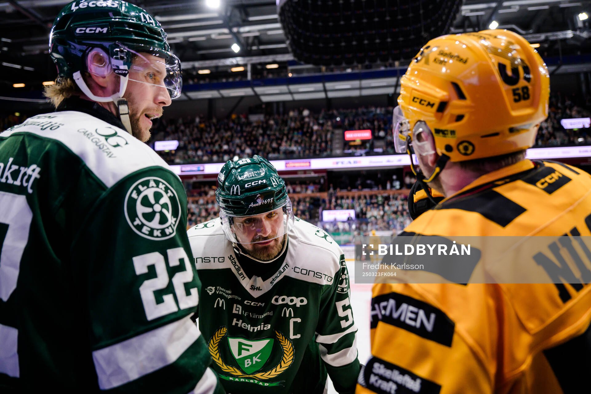 Färjestads Per Åslund och Linus Johansson i samtal med