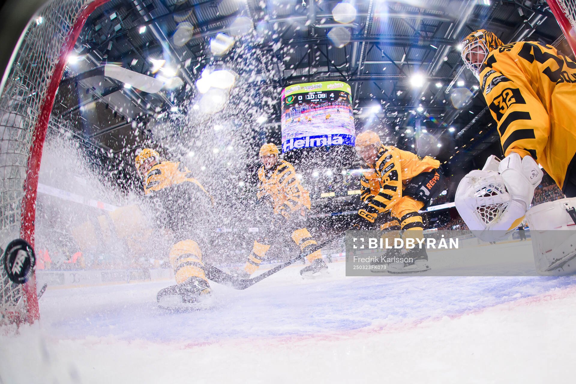 Färjestads Marian Studenic skjuter 1-4 bakom Skellefteås