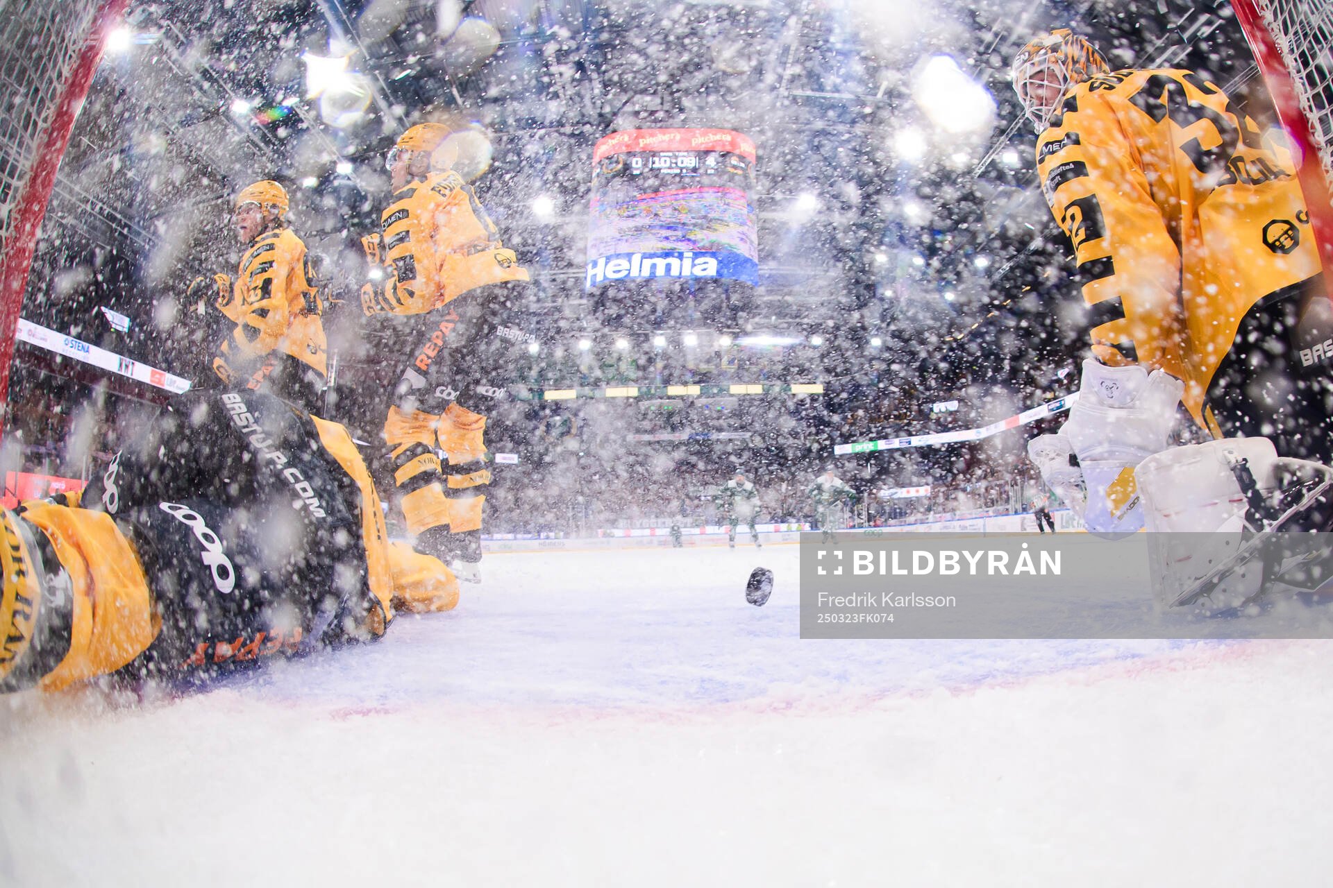Färjestads Marian Studenic skjuter 1-4 bakom Skellefteås