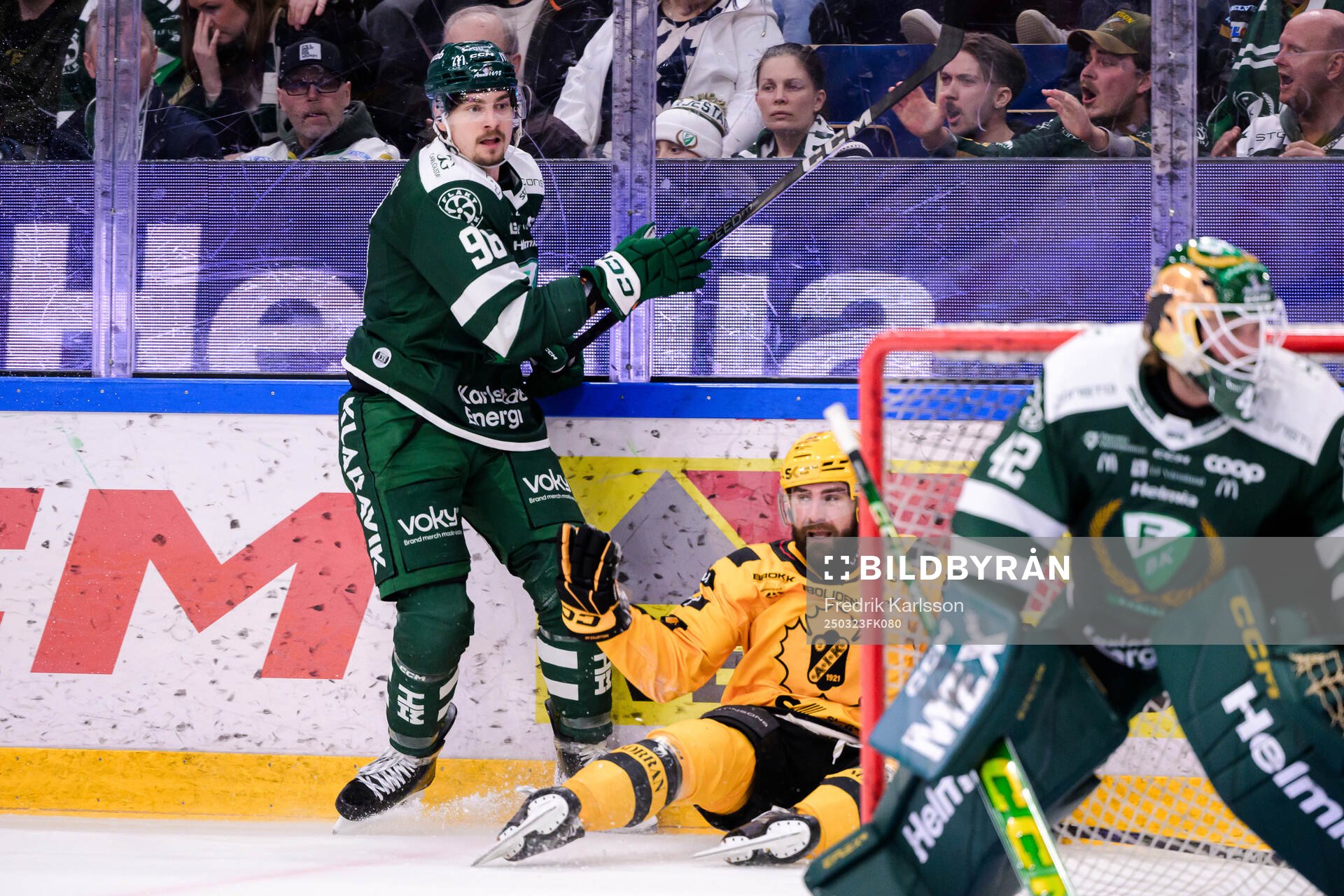 Färjestads David Tomasek och Skellefteås Luke Witkowski
