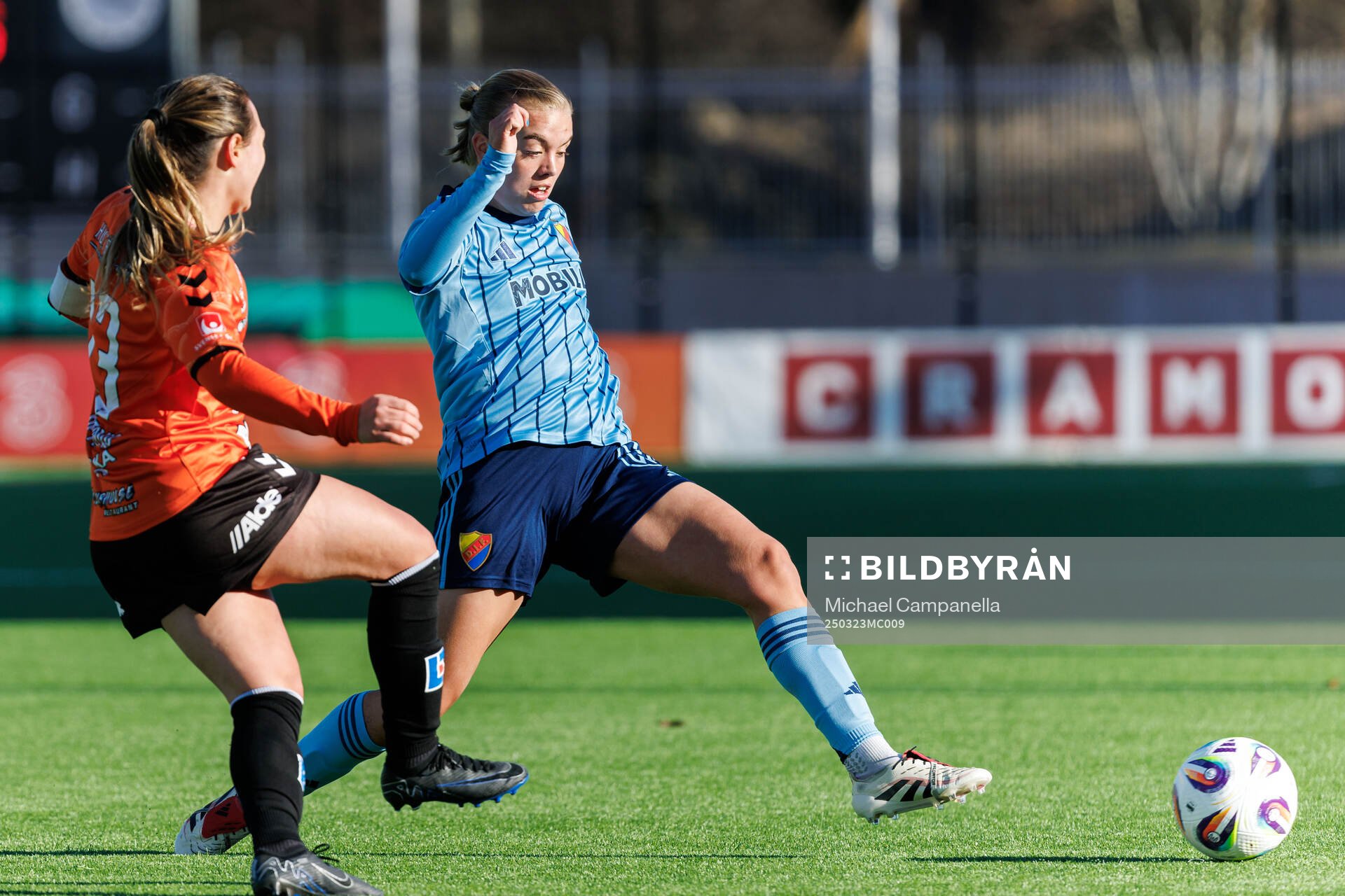 Kristianstads Filippa Andersson Widén och Djurgårdens Elin Westlund under fotbollsmatchen i Damallsvenskan mellan Djurgården och Kristianstad den 23 mars 2025 i Stockholm.