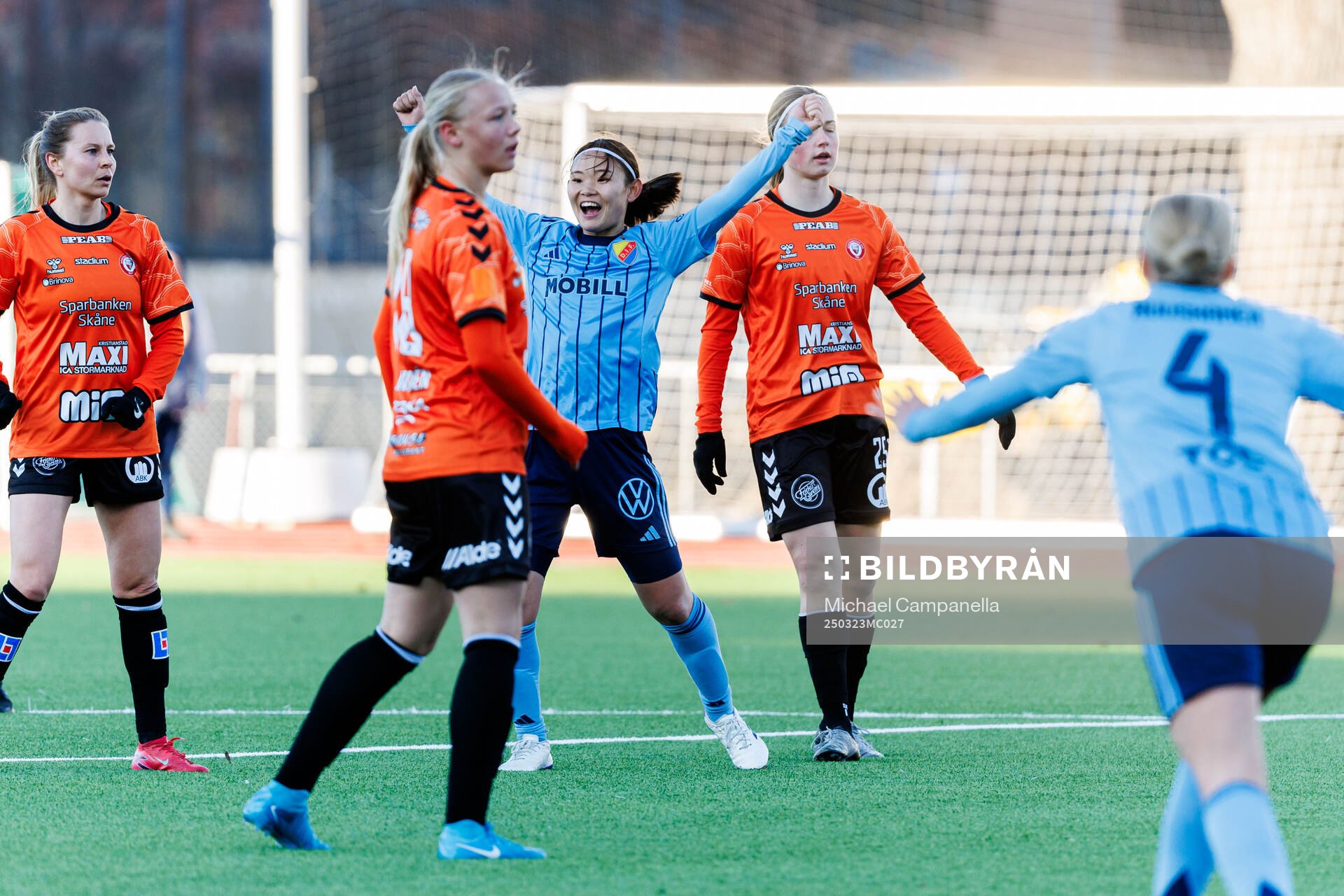 Djurgårdens Urara Watanabe jublar efter 1- under fotbollsmatchen i Damallsvenskan mellan Djurgården och Kristianstad den 23 mars 2025 i Stockholm.