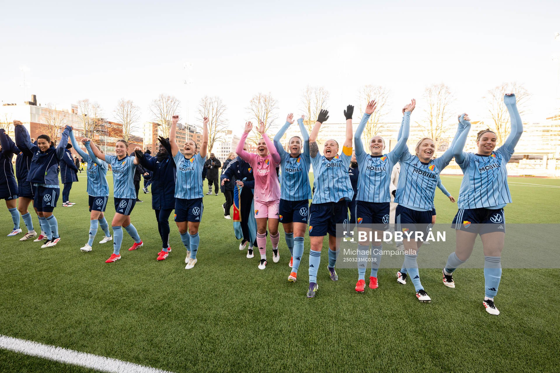 Djurgårdens spelare tackar publiken